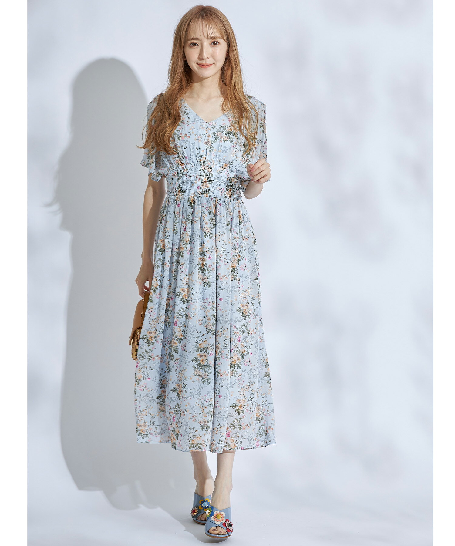 後ろリボン付きウエストシャーリング切り替えフラワープリントワンピース【rapolie　ラポリー】tocco closet(トッコクローゼット)　ブルー オフホワイトのサムネイル