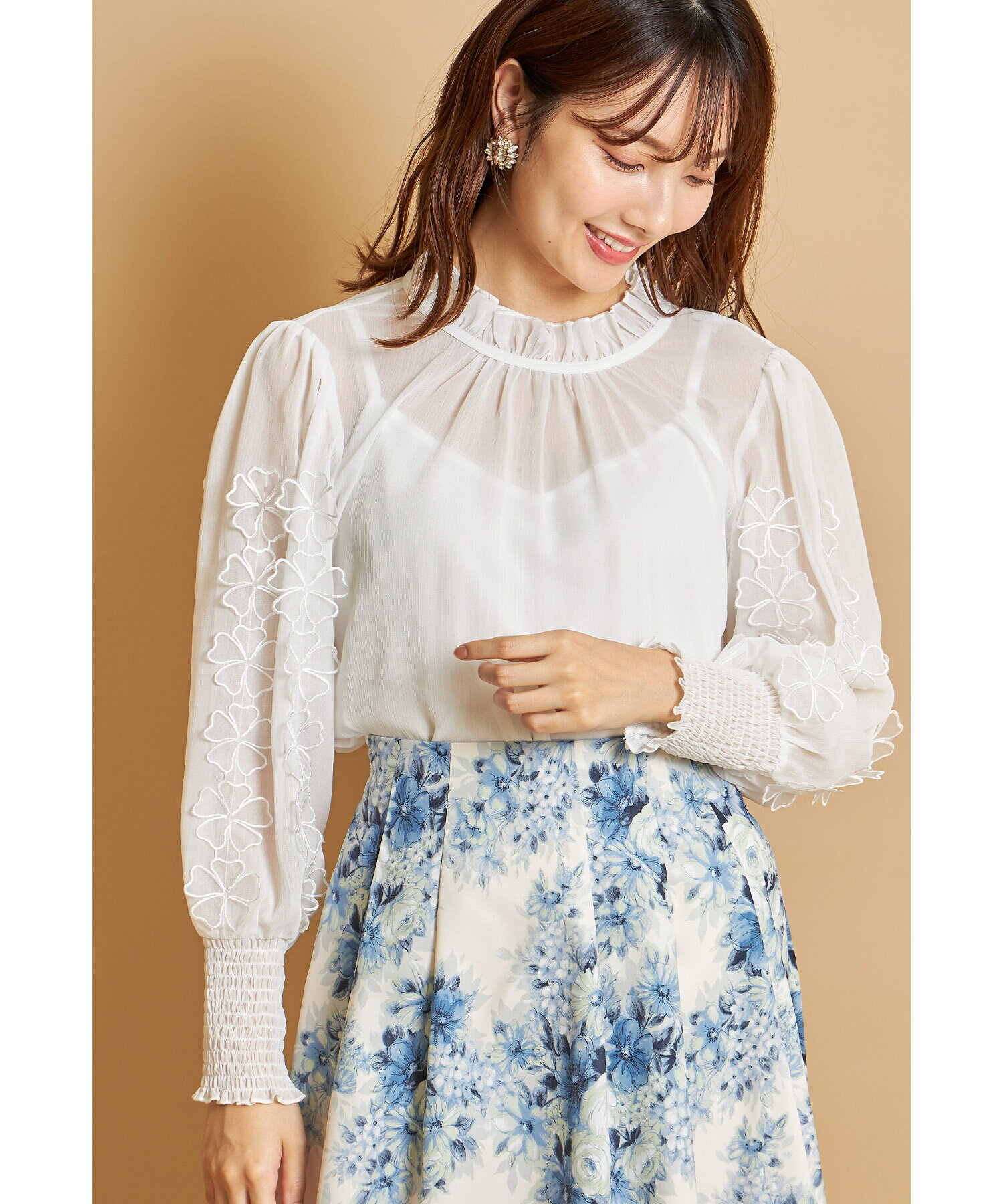 後ろリボン付きフラワーモチーフ×シャーリングスリーブブラウス【jalmy　ジャルミー】tocco closet(トッコクローゼット)　オフホワイト モカピンクのサムネイル