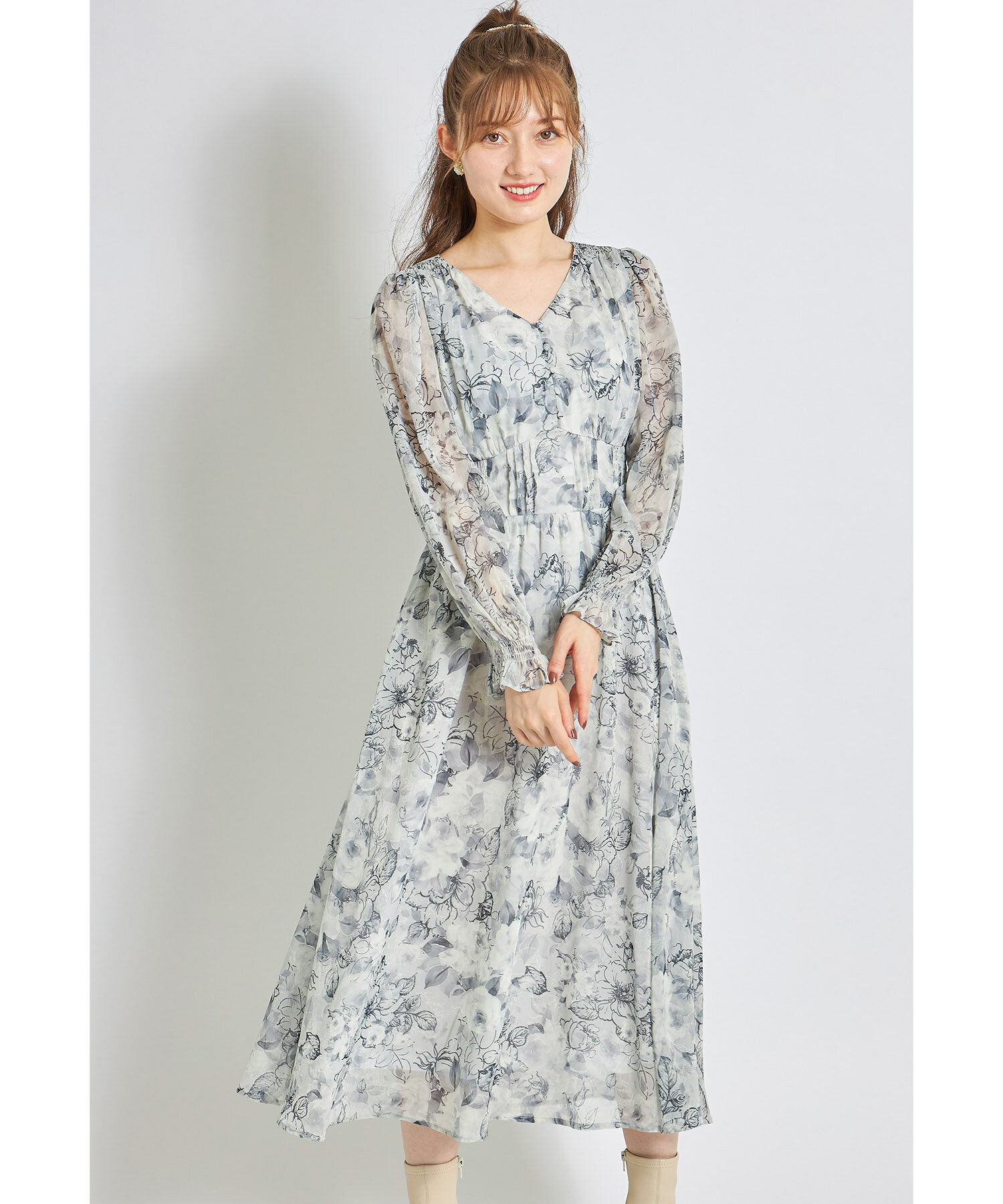くるみ釦付きウエストタック水彩フラワープリントシャーリングワンピース【kelty　ケルティ】tocco closet(トッコクローゼット)　グレー ベージュのサムネイル