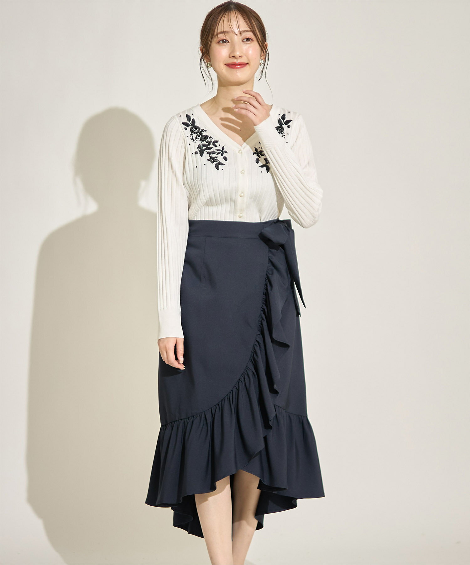 リボン付きラッフルフリルラップスカート【aruose アルオス】tocco closet(トッコクローゼット)　※綺咲愛里さんはネイビー着用 ネイビー グレージュのサムネイル