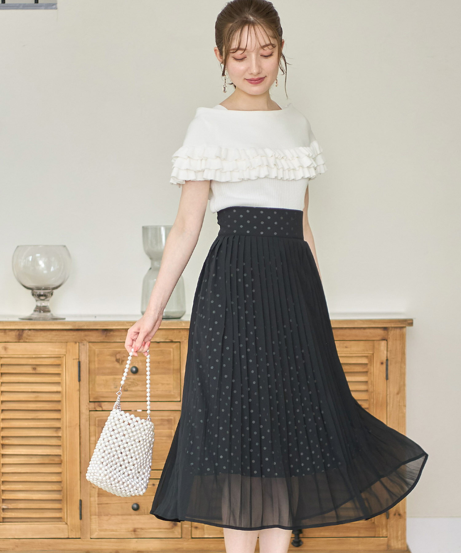 フリルオフショルケープライクシャリニットプルオーバー【luises リーズ】tocco closet(トッコクローゼット)≪tocco closet luxe≫ ※美香さんはオフホワイト着用 オフホワイト ブラック ブルーのサムネイル