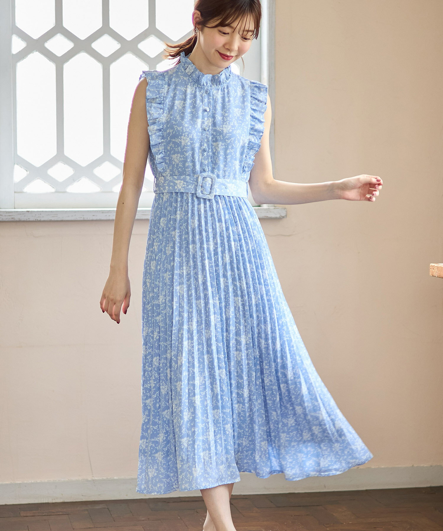 ベルト付きフリル装飾フラワープリントプリーツワンピース【mechel ミーシェル】tocco closet(トッコクローゼット) ※新希咲乃さんはサックス着用 サックス ホワイトのサムネイル