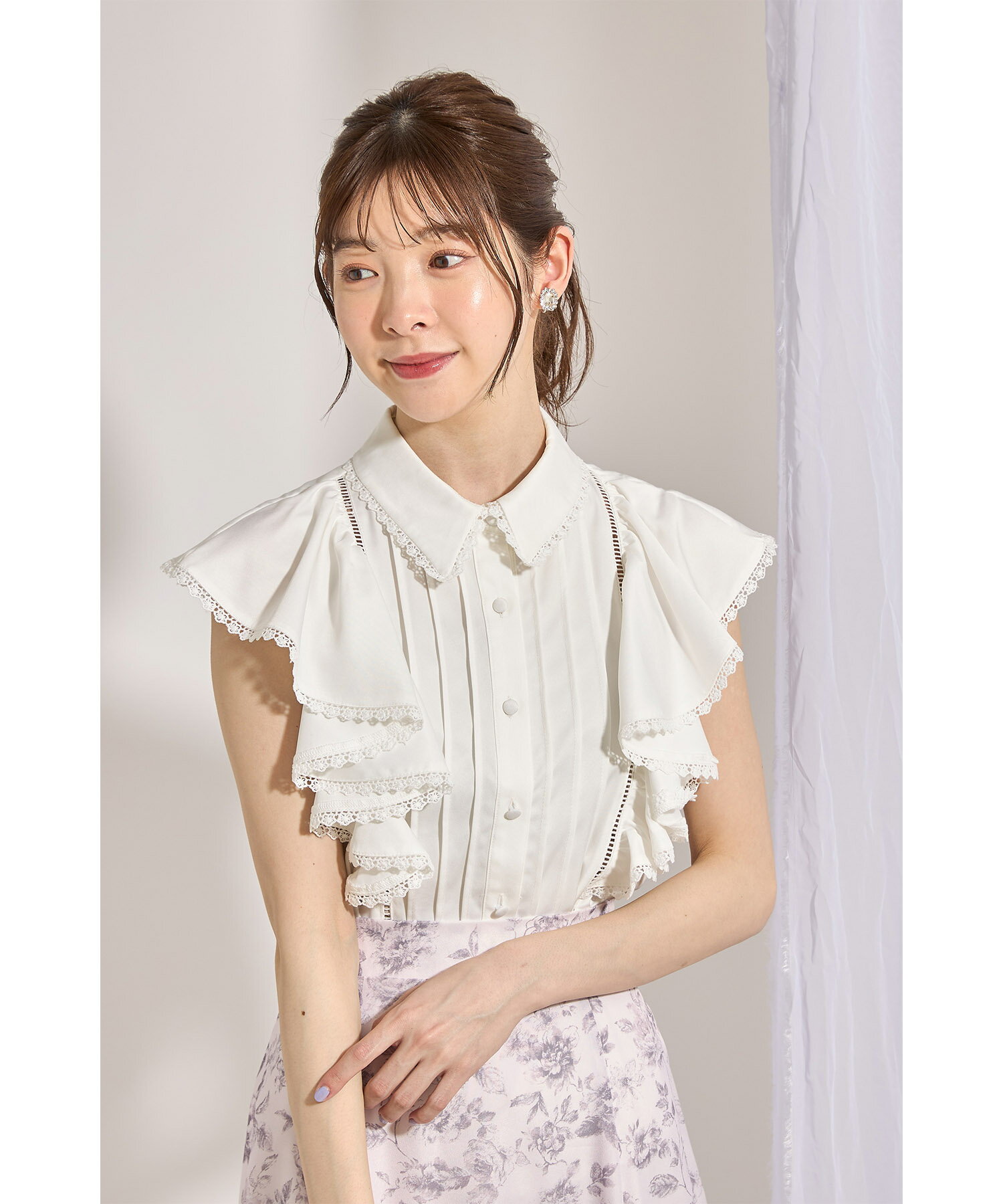 ラインレース装飾ラッフルフリルスリーブブラウス【galens ガレンス】tocco closet(トッコクローゼット)※道重さゆみさんはオフホワイト着用 オフホワイト サックスのサムネイル