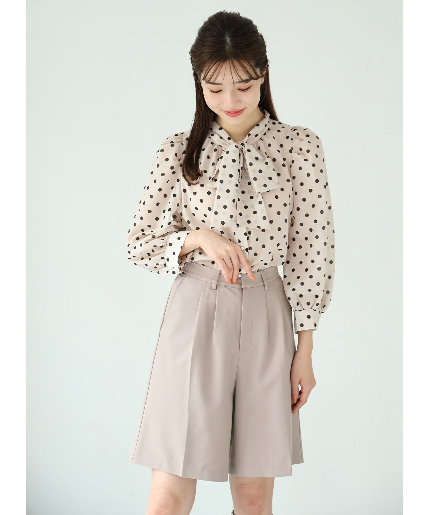 取り外し可能なボウタイリボン付きパール釦ドットブラウス【loaris　ロアリス】tocco closet(トッコクローゼット)　ベージュ ブラックのサムネイル