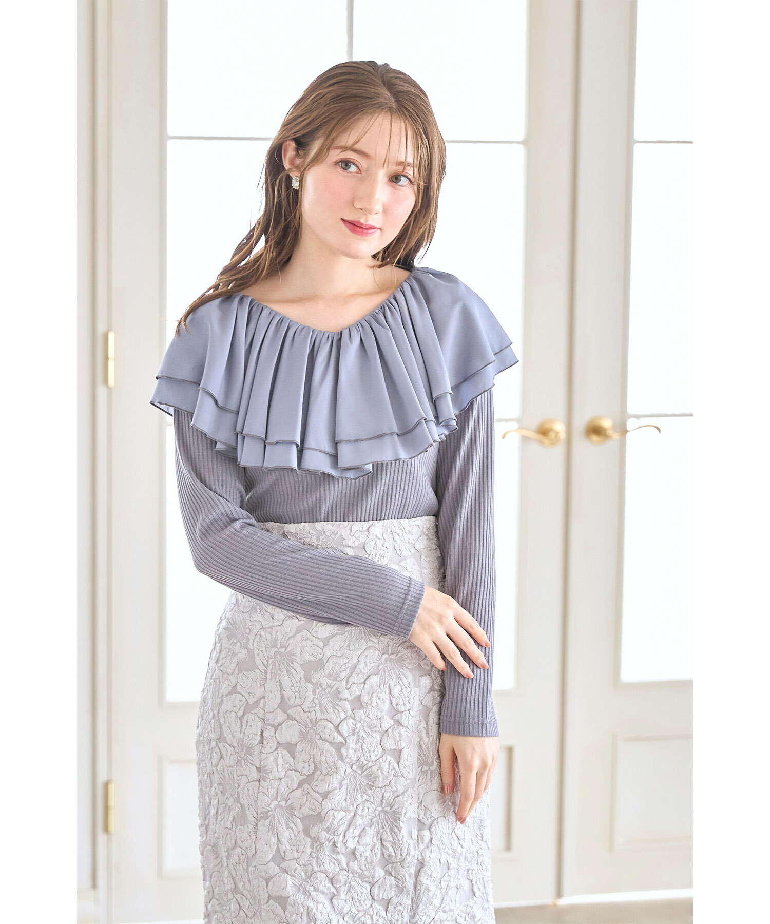 フリルケープカラー切り替えリブカットソープルオーバー【madish マディッシュ】tocco closet(トッコクローゼット)　※美香さんはブルーグレー着用　ブラウン ブルーグレー 商品番号：6-178965のサムネイル