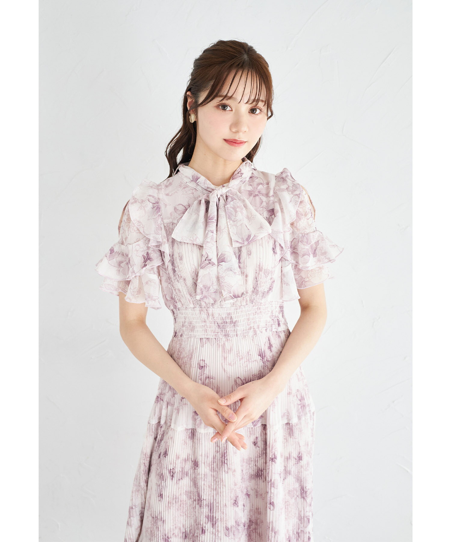 ボウタイリボン付きオープンショルダーフラワープリントプリーツワンピース【fabery ファベリー】tocco closet(トッコクローゼット)　※有村実樹さんはピンク着用　 ピンク ブルー 商品番号：186-182947のサムネイル