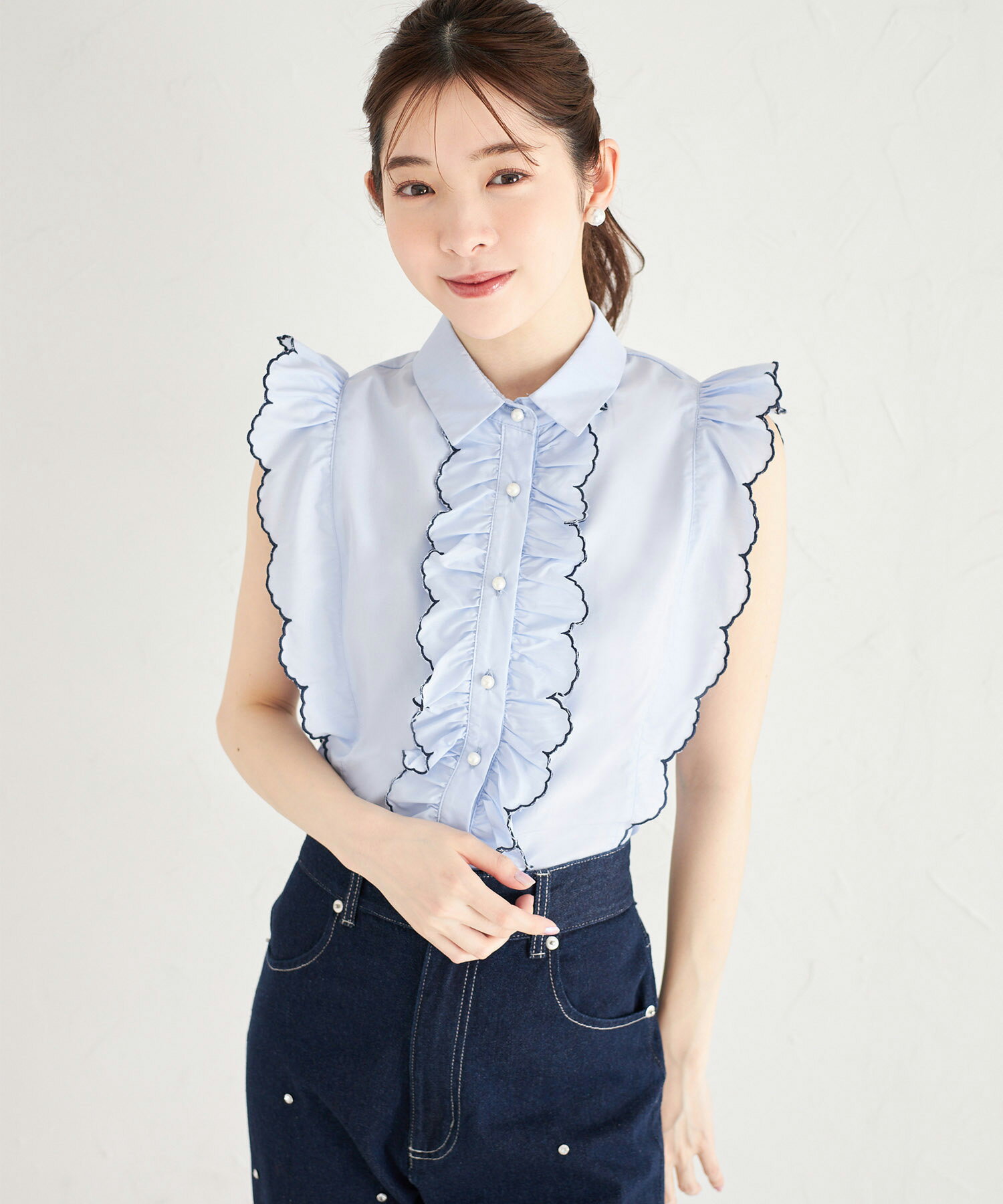 パール釦スカラップフリル配色ブラウス【rigione リジョーネ】tocco closet(トッコクローゼット)　※上西星来さんはライトブルー着用 ライトブルー オフホワイト 186-183528のサムネイル