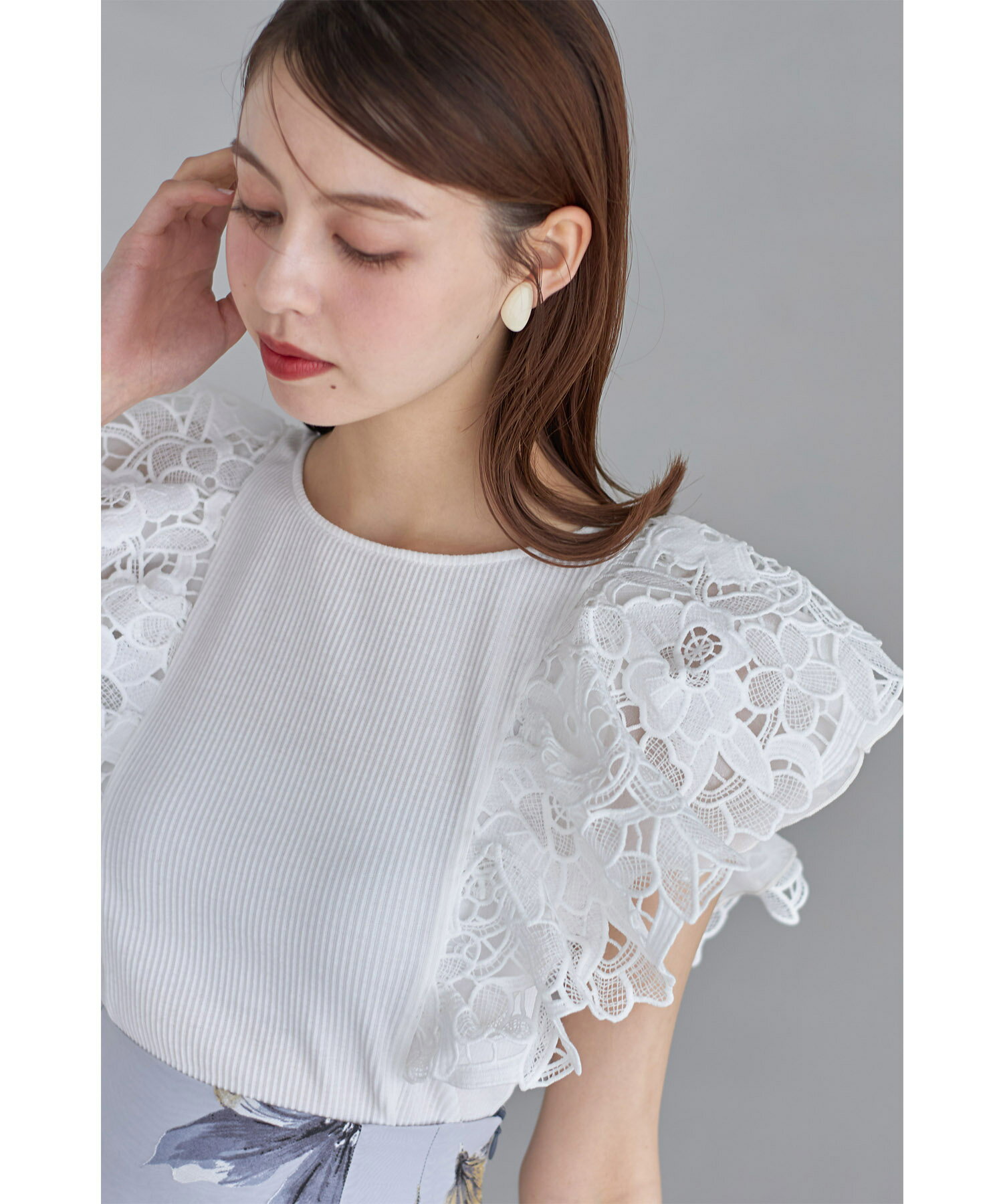 レースフリル切り替えリブカットプルオーバー【vanessy ヴァネシー】tocco closet(トッコクローゼット)　 オフホワイト ブラック 商品番号：186-184325のサムネイル