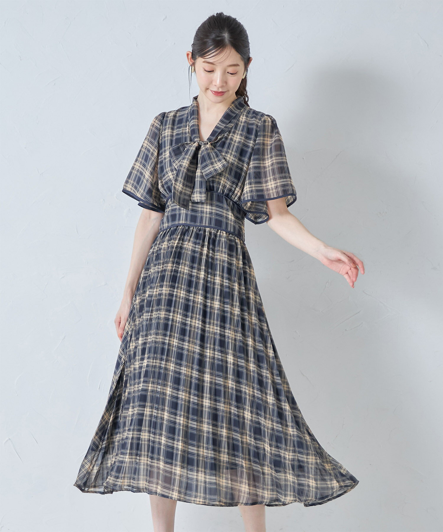 ボウタイリボン付きフレアスリーブチェックワンピース【lasante ラサンテ】tocco closet(トッコクローゼット)　 オフホワイト ネイビー 商品番号：186-189518のサムネイル