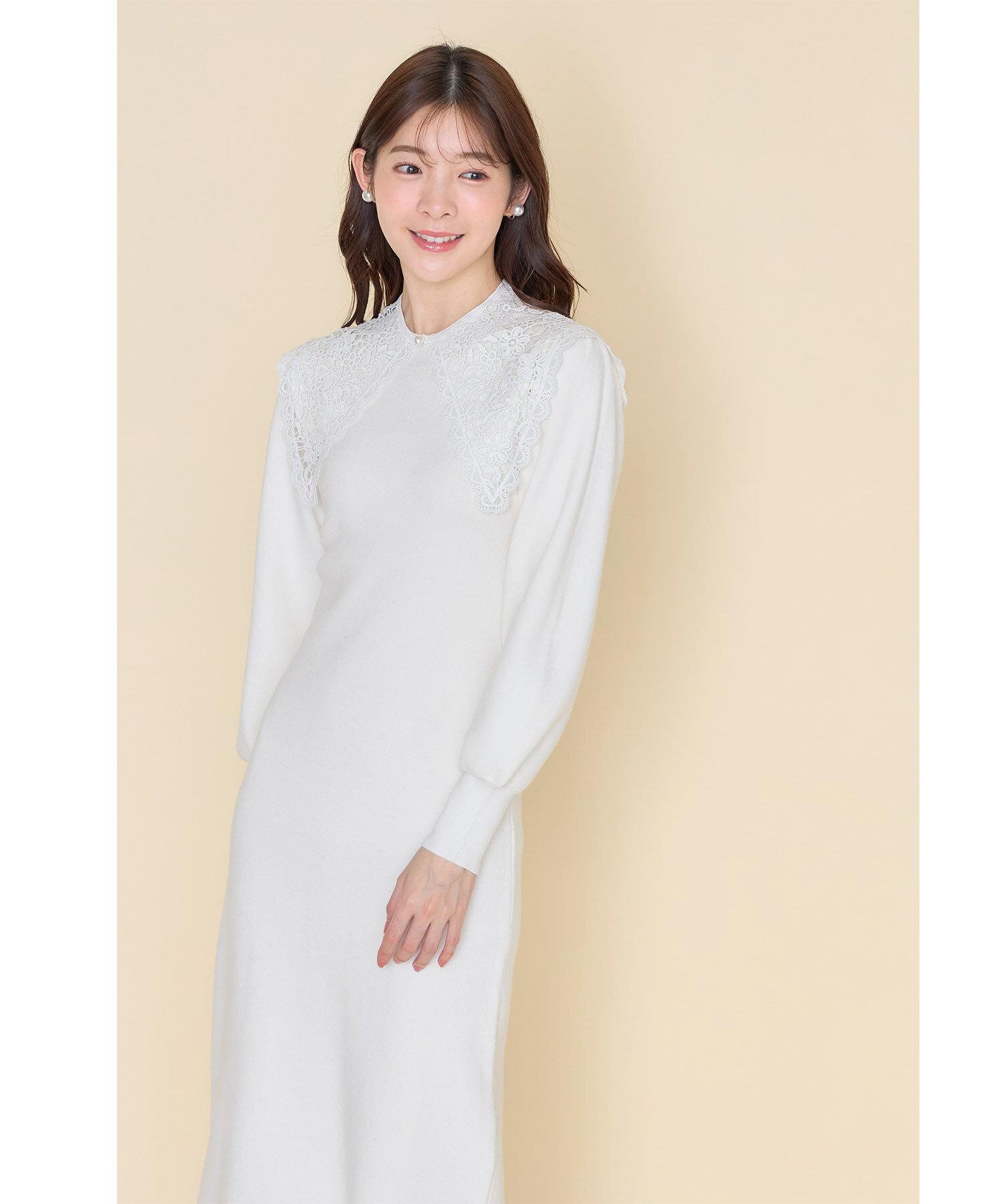 取り外し可能なフラワーレース襟付きニットワンピース【meliora メリオラ】tocco closet(トッコクローゼット)　オフホワイト ブラック 商品番号：186-193368のサムネイル