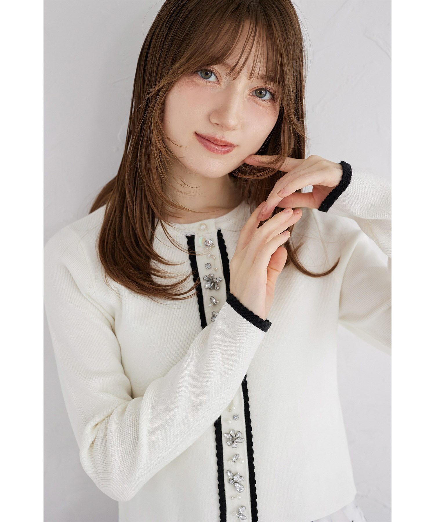 パールビジュー装飾バイカラーカーディガンtocco closet(トッコクローゼット)　※ハ・ヨンスさんはブラック着用 ブラック オフホワイト 商品番号：6-200436