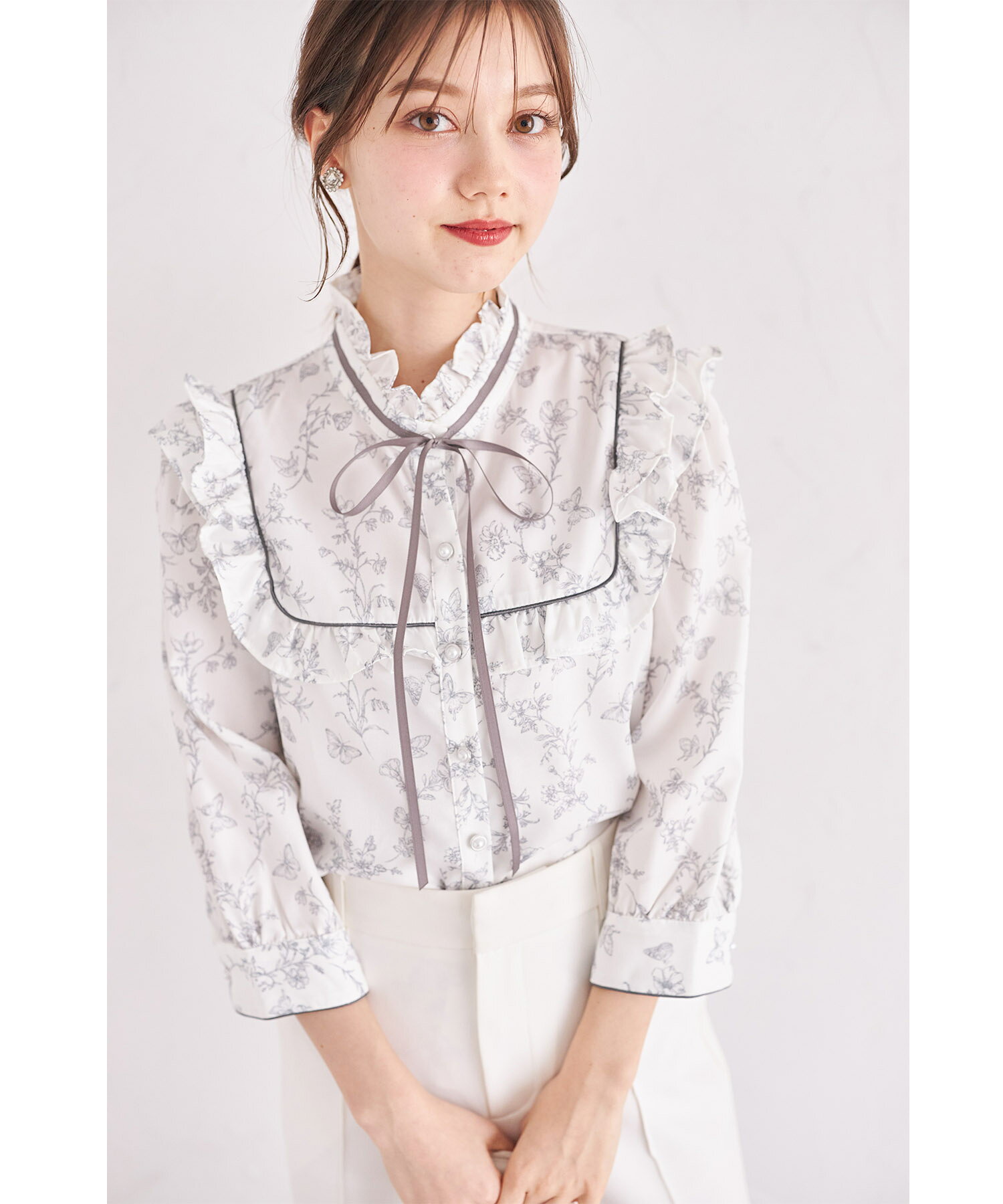 乐天商城 - パール釦リボン×フリル付き蝶々トワルドジュイプリントブラウス【anemo アネモ】tocco closet(トッコクローゼット)　 グレー ブラック ネイビー 商品番号：186-183348