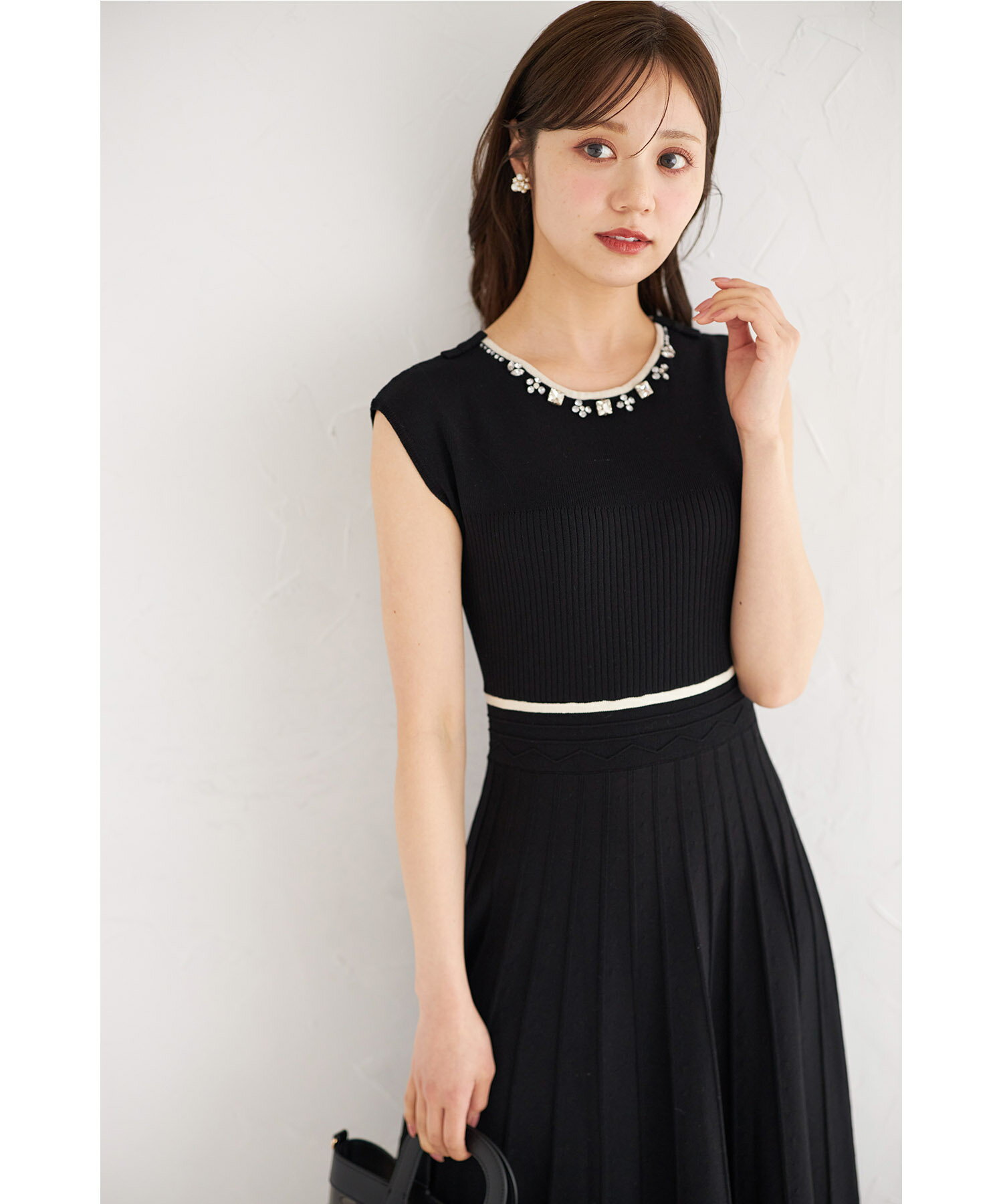 リボン＆ビジュー付き配色ライン入りプリーツニットワンピース【sheline シェリン】tocco closet(トッコクローゼット)　 ブラック ネイビー オフホワイト ラベンダー 商品番号：186-193976のサムネイル