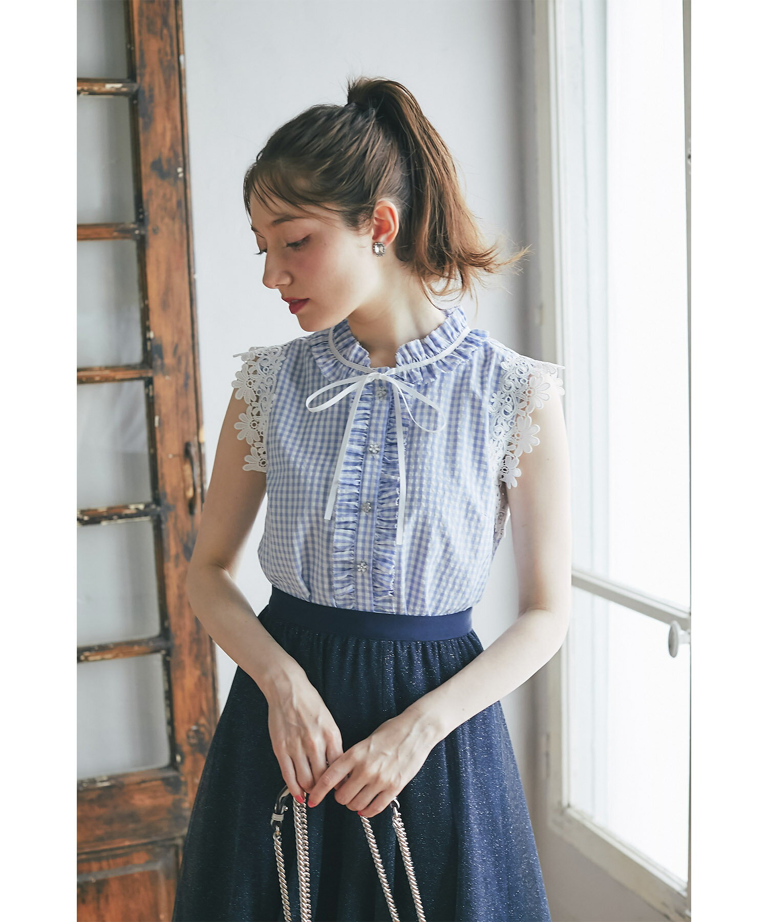 リボン付きフラワー釦ショルダーレースギンガムチェック柄ブラウスtocco closet(トッコクローゼット)　 ブルー ブラック 商品番号：186-197970