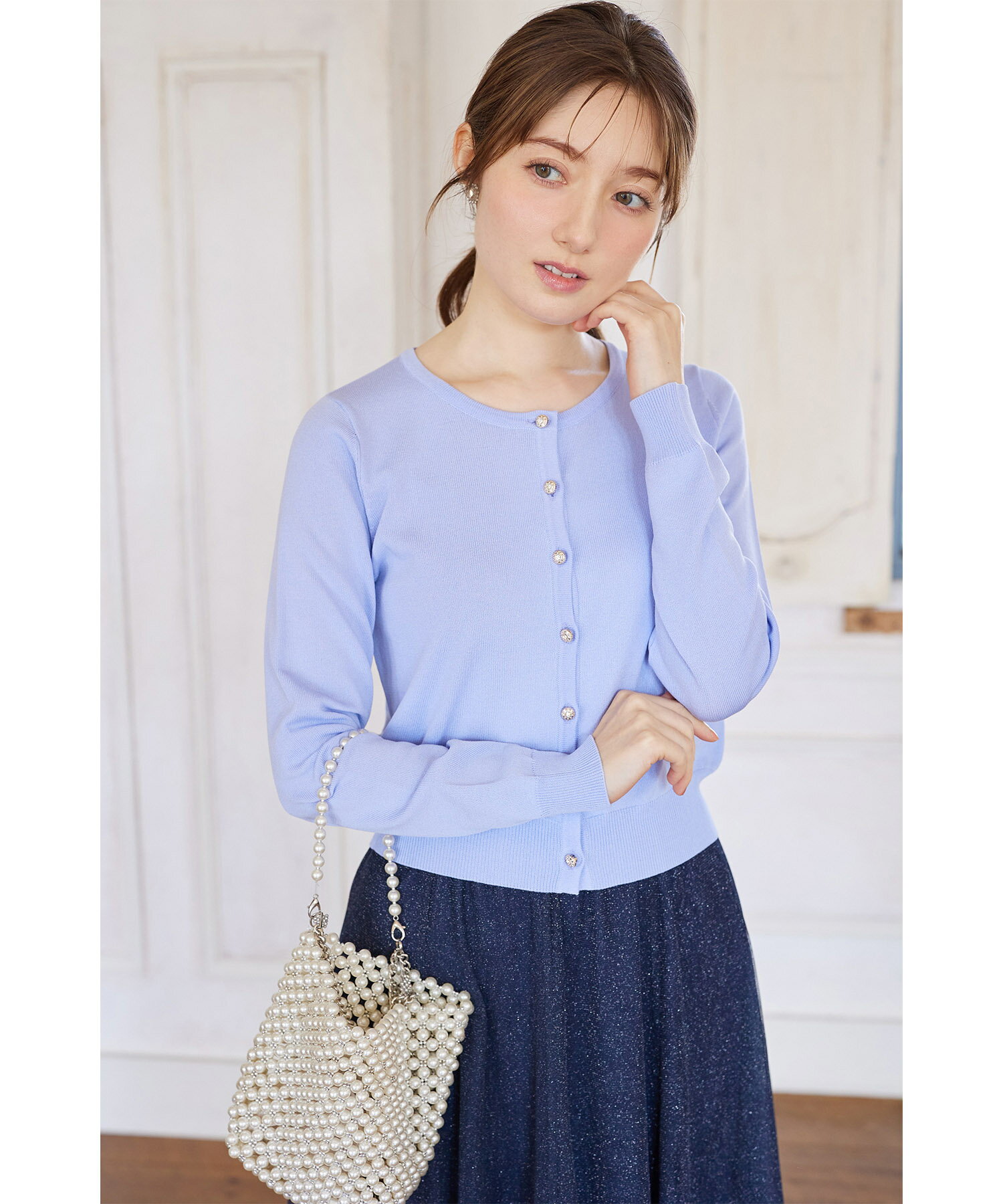UV-cut, cooling, and hand-washable cardigan with super-strong twisted yarn and clear jewel buttons. [tinelia] by tocco closet. Available in off-white, black, pink beige, and ice blue. Product number: 186-193031