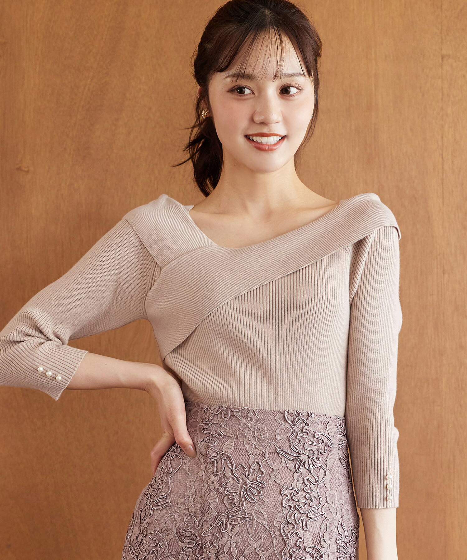 レディ感とセクシーさを併せ持つ袖口パール付きアシメリブニットプルオーバー【renome　レノーム】tocco closet(トッコクローゼット) 　6-149368　