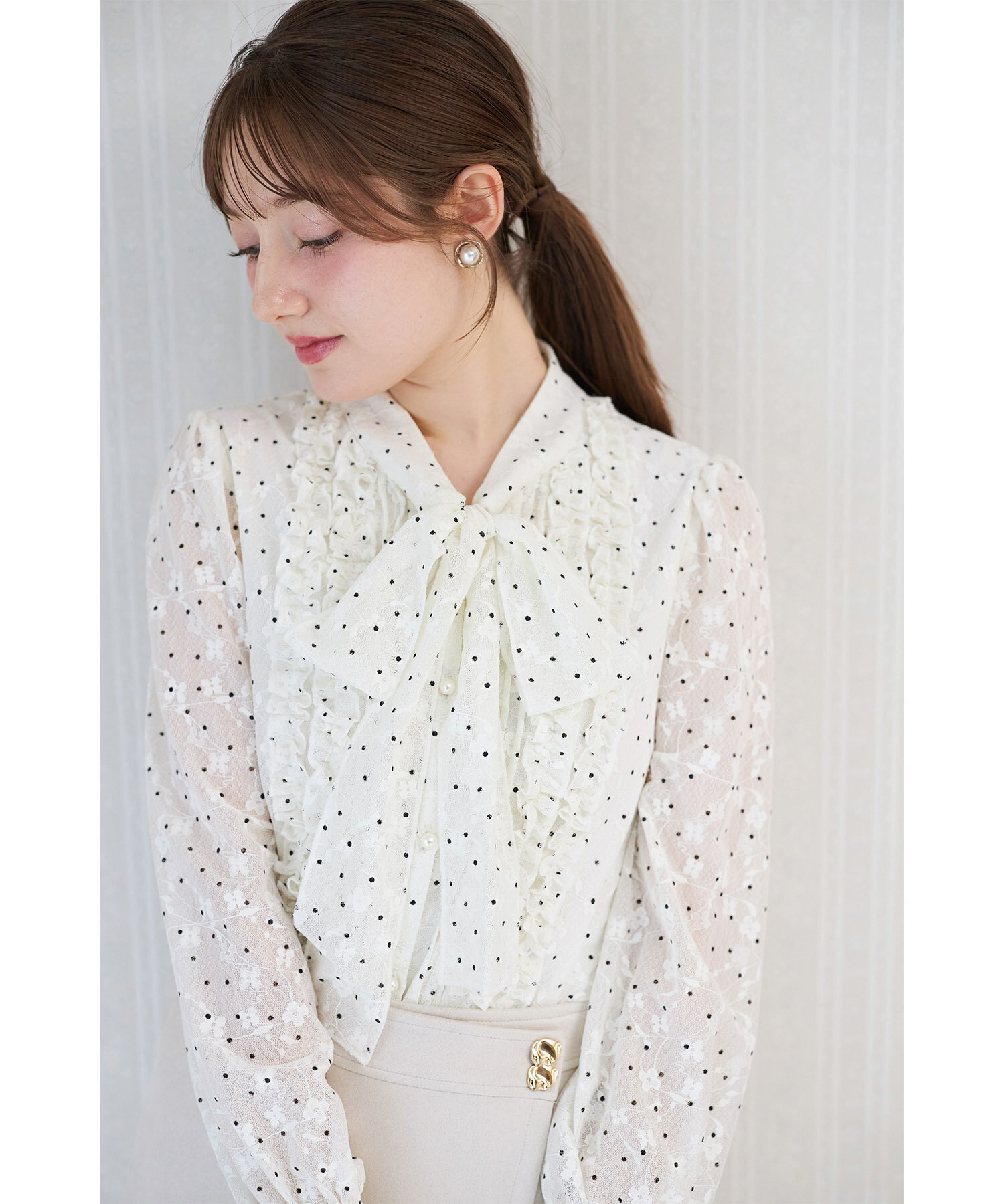 Rakuten - ボウタイリボン付きプチフリル装飾フラワーエンブロイダリー×ドットブラウスtocco closet(トッコクローゼット)　 オフホワイト ライトブルー 商品番号：186-203401