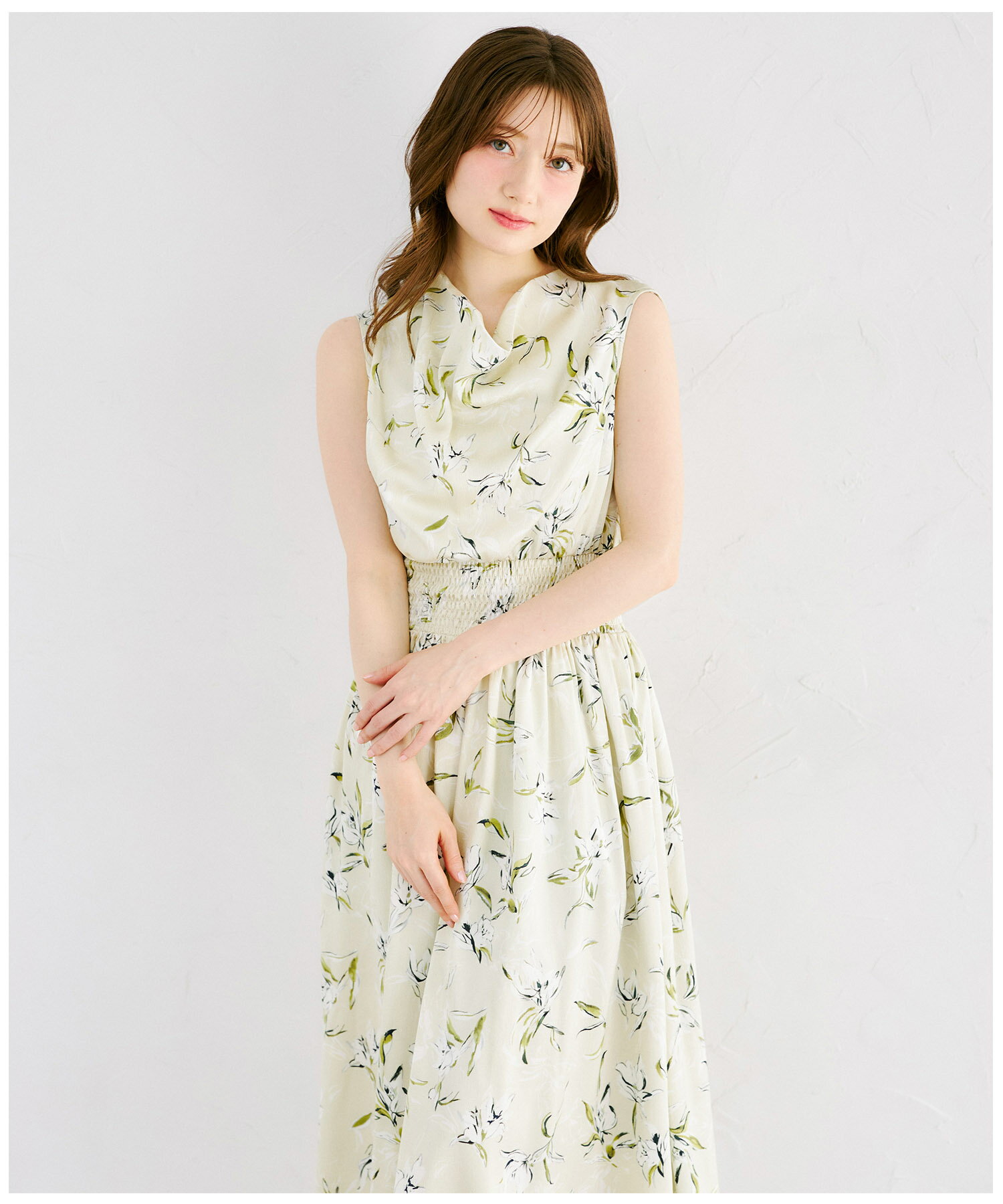 ドレープネックウエストシャーリングリリーフラワープリントワンピースtocco closet(トッコクローゼット)　ペールライム ブラック 商品番号：6-203502