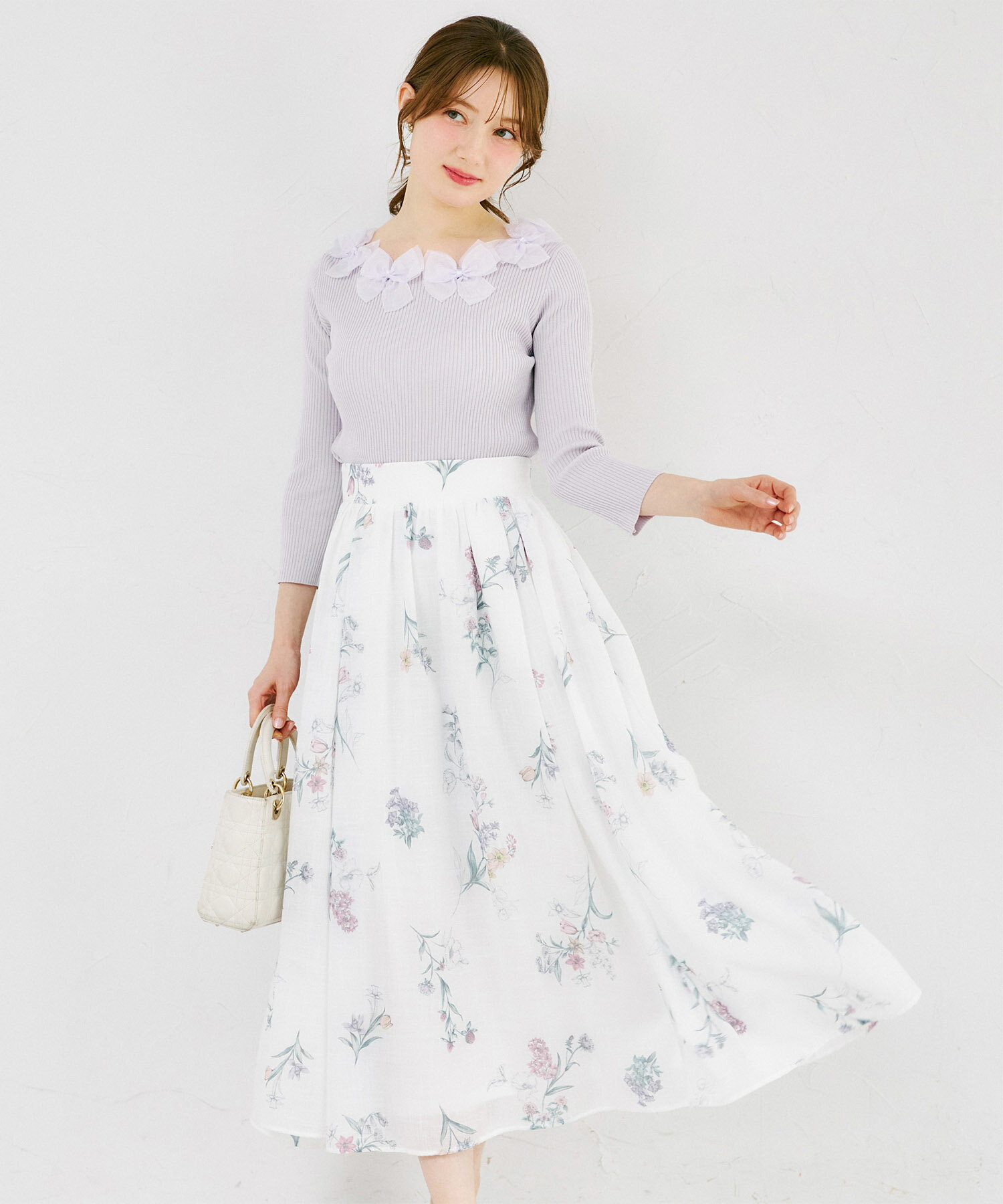 Cotton-like floral print gathered flared skirt by tocco closet. Available in ivory and navy. Product number: 6-204375