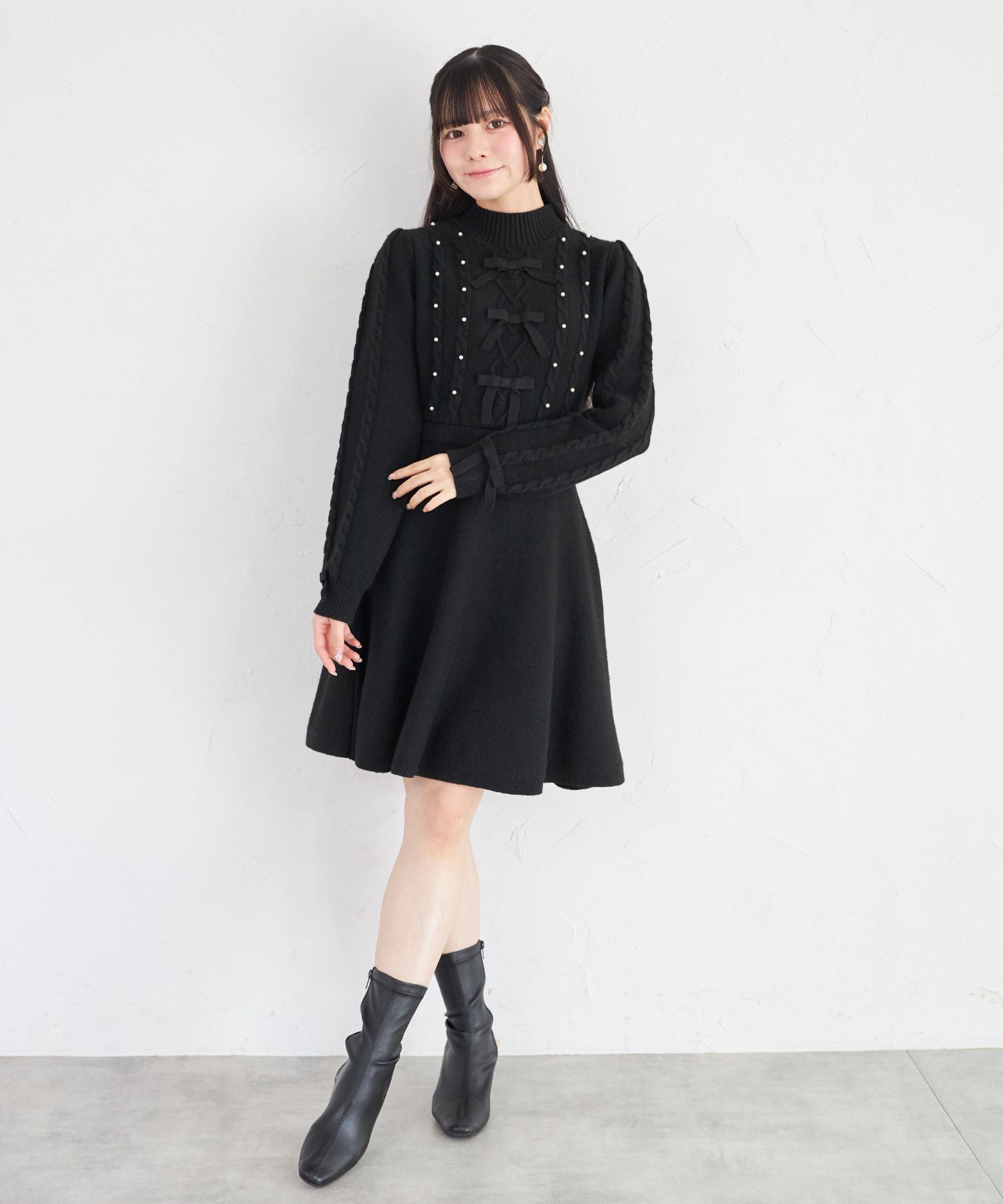乐天商城 - 【Suyunn(スユン)】　パール＆リボン付きケーブル編みニットフレアワンピース　 ブラック アイボリー 商品番号：283-201444