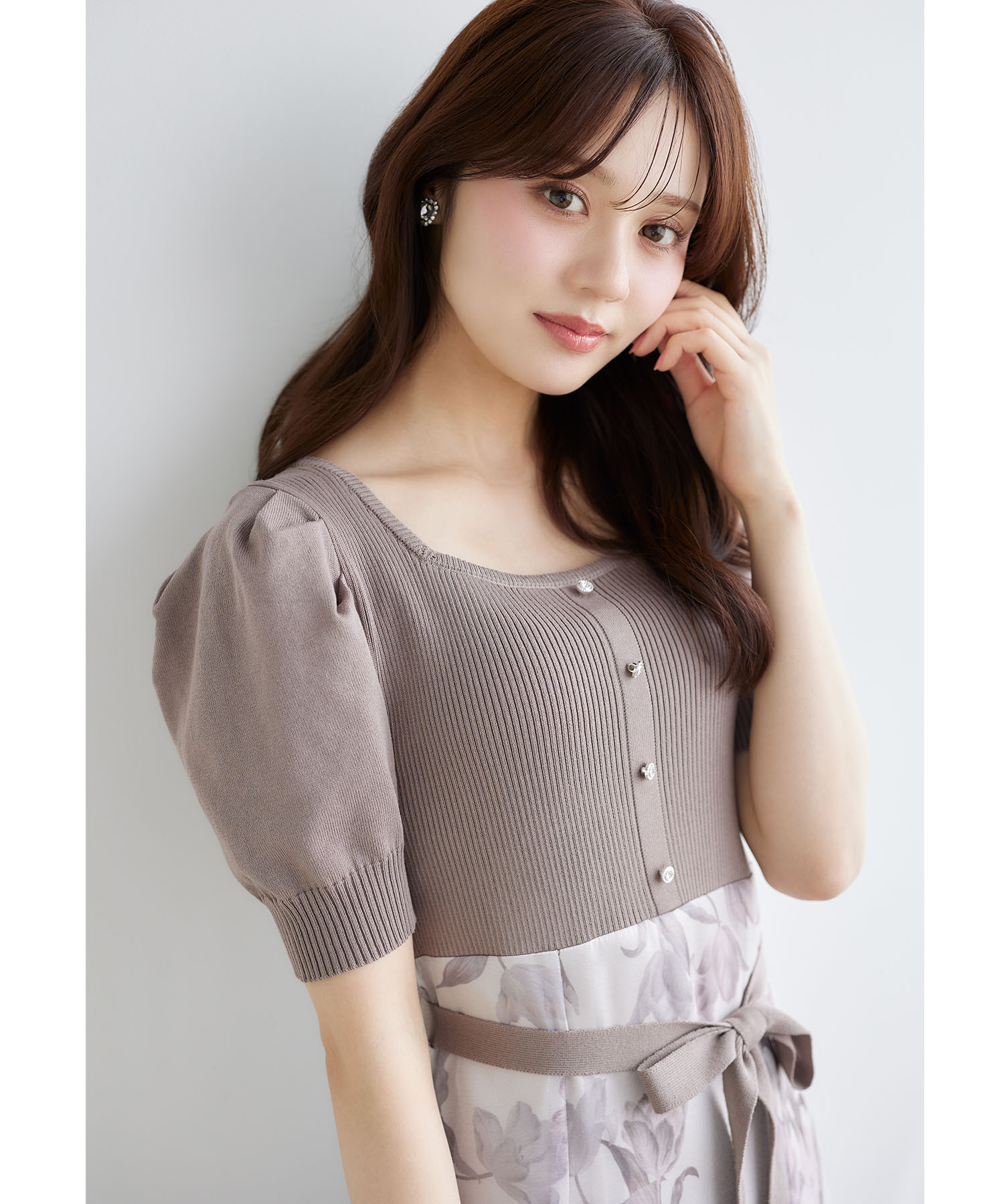 ウエストリボン付きリブニットドッキングフラワープリントワンピースtocco closet(トッコクローゼット)　 モカベージュ ブラック 商品番号：186-208399