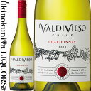 　Valdivieso Chardonnay バルディビエソ シャルドネ 色白ワイン 味わい辛口 ヴィンテージ品名に記載 産地チリ　セントラル・ヴァレー 品種シャルドネ 100% ALC度数12.5%前後 飲み頃温度11℃ キャップ仕様スクリューキャップ ◆発酵〜熟成 醸造:ステンレス醗酵(20%のみフレンチオークスティーブ) ◆商品説明 熟した柑橘類やオレンジの皮のアロマとクリスピーな酸を持つ、チリ産シャルドネ。コクのある白ワインで程よいオーク香を持つ上質な味わいが特徴です。 ◆コンクール入賞歴 (2018)サクラ・アワード 2020　金賞 　Vina Valdivieso 　ビーニャ・バルディビエソ ◆チリ最高峰のスパークリングワイン生産者 1879年、アルベルト・バルディビエソ氏により設立され、南アメリカで最初にスパークリングワインを生産した家族経営のワイナリー。現在では、国内スパークリングワイン市場でそのシェアを65%にまでに伸ばし、品質・生産量ともにトップ生産者としての地位を確立しています。 設立者であるアルベルト・バルディビエソ氏は裕福な家系の出身で、社交界でも多くの有名人と親交を深めていた人物でした。ヨーロッパを何度も旅し、殊にパリに長く滞在した経験の持ち主で、そこで学んだ醸造学の技術と理論、とりわけ強い関心を抱いていたシャンパーニュの技術を、故郷のチリで実践したいと考えるようになりました。チリに帰国後、家族経営の小さなワイナリーを買収、近代的な設備を整え、高品質なワインの生産を目指しました。フランスから苗木も取り寄せましたが、その中にはチリで最初に植えられたシャルドネも含まれていました。バルディビエソのスパークリングワインはチリの社交界ですぐさま注目を集め、現在のトップシェアを築く礎となったのです。 1980年代には、チリの偉大なテロワールを反映させた上質なスティルワインの生産を開始。100年以上の月日をかけて培った歴史と伝統は今やスパークリングワインの枠に留まらず、スティルワイン、スパークリングワインのいずれのカテゴリーにおいても、世界基準のワインを生み出すワイナリーとして数々の賞を受賞し、多くのテイスターや消費者に認められるようになっています。 ◆チリの魅力、テロワールを語る造り手。 南北4000km以上にも及ぶ国土を誇る一大産地チリ。北のアタカマ砂漠、西の太平洋、東のアンデス山脈、南のパタゴニア氷原と、砂漠、海、山々に周囲を取り囲まれた特異な環境のため、世界のブドウ生産者の天敵である害虫 フィロキセラ の被害も無く、太陽の恵み・手付かずの自然という恵まれた自然環境から世界屈指のワイン産地として注目を集めています。 また、国土を南北に区分する伝統的なブドウ産地の考え方に加え、近年では、これらのユニークな自然環境をより適切に反映させるため、国土を東西に区分する考え方も普及し始めています。太平洋に面し海の影響を強く受ける西側のエリアをCosta（コスタ）、アンデス山脈の斜面に位置し、山の影響を受ける東側のエリアをAndes（アンデス）、そしてその間に位置する中央部の平地をEntre Cordilleras（エントレ・コルディリェラス、 2つの山脈の間 の意）としています。 バルディビエソでは、この新しいテロワールの概念も積極的に取り入れ、チリの多様な気候風土を生かし、それぞれのブドウに最も適した産地を厳選、チリらしい理想のワインを求めブドウを栽培しています。 ◆ワイン造りの全ては畑から バルディビエソでは「卓越したワインへの飽くなき探求」と「多彩で魅力的なワインを生み出す」という二つの確固たる信念を軸に、ワイン造りと向き合っています。その実現の為“ワイン造りの全ては畑から”という考えを基本とし、目指すワインにとって最適なブドウ品種の選別、そして多様なチリのテロワールの中から、それぞれの品種にとって最適な環境を選び抜くことで理想的な品質のブドウを収穫し、その品種固有のアロマやフレーバーを湛えたワインを生み出すことを大切にしています。 畑ではブドウにとって最高の成熟度合いを実現する為、厳格な管理プログラムを採用し、高品質ワインの産地として注目を集めるロントゥエ・ヴァレー（クリコ・ヴァレー内）に位置する自社畑のほか、自社が提唱する栽培方法を実践した70以上の農家と長期契約を結び、高品質のブドウのみを収穫しています。 ◆SIEMPRE シエンプレ いつも、誰とでも。バルディビエソ。 Siempre（シエンプレ）とはスペイン語で「いつも」の意。バルディビエソの本格的かつ高い品質と、お求めやすい価格帯はまさに「いつ、誰と飲んでもおいしいワイン」。そんなコンセプトのもと、バルディビエソはチリ有数の生産者として常に向上し続けています。 ◆最高醸造責任者 ブレッド・ジャクソン氏　 ニュージーランド出身のブレッド・ジャクソン氏は、同国のリンカーン大学、並びにニュージーランド政府認定の高等教育機関イースタン・インスティテュート・オブ・テクノロジーにてワイン醸造・ブドウ栽培を学びました。卒業後はニュージーランド ワイヘキ島、カリフォルニア ナパ・ヴァレー、南アフリカ ステレンボッシュ、フランス ラングドック等、多くの注目ワイン産地で経験を積み、1994年にチリへ渡りました。 チリ大手ワイナリーの輸出部門で最高醸造家としてのキャリアを重ねたブレッドは、2001年にバルディビエソの強い品質へのこだわりやその哲学に魅せられ、スティルワイン部門の醸造責任者として同ワイナリーへ移りました。ブレッドの指導の元、バルディビエソは品質志向の先駆的ワイナリーとしての地位を、チリ国内のみならず世界中で確立することになりました。 2017年にはバルディビエソ社の最高醸造責任者に就任し、スティルワインだけではなく、スパークリングワインの生産に関しても指揮を執っています。ブレッドとその熟練した醸造チームは、品質への強いこだわりを持ち、それぞれのボトルにチリワインの可能性を表現することに一方ならぬ情熱を注いでいます。 ◆チリ各地の畑から、最適なブドウ品種を収穫 スパークリングワインには、沿岸部のレイダ・ヴァレーやカサブランカ・ヴァレー、南部のビオビオ・ヴァレー、中央部クリコ・ヴァレー内のアンデス山脈側に位置するロントゥエ・ヴァレーなど、冷涼なエリアで育てられたシャルドネやピノ・ノワールを使用しています。 スティルワインには、クリコ・ヴァレー内サグラダ・ファミリアに所有する300haの自社畑「La Primavera（ラ・プリマヴェーラ）」のブドウをはじめ、マイポ・ヴァレーのChada（チャダ）やレイダ・ヴァレーのSan Andres de Huinca（サン・アンドレス・デ・ウニカ）等の畑で収穫された、信頼のおける契約農家のブドウを使用しています。 ◆自社畑「La Primavera（ラ・プリマヴェーラ）」 首都サンティアゴの南約220kmに位置する、クリコ・ヴァレー内サグラダ・ファミリアに所有する自社畑（300ha）。メルロー、カベルネ・ソーヴィニヨン、マルベック、シラー等、スティルワイン用の黒ブドウが栽培され、ワイナリーのスティルワイン生産量の約20％がこの畑で収穫されたブドウから造られています。 地中海性気候で水はけが良く、適度に肥沃な台地で、岩盤の上に広がるローム・粘土質の土壌が特徴です。夏は特に理想的な気温条件となり、日中は30度程まで上昇しますが、夜には12度程度まで冷え込み、収穫されるブドウにフレッシュな果実感と美しい酸を与えます。畑の中でも最も土地が痩せ、水はけの良い斜面にはバルディビエソの最上級のブドウが植えられています。 ◆2つの醸造所 1. Celia Solar （セリア・ソラーレ） サンティアゴ近郊にあり、ワイナリー創立年である1879年に建てられたスパークリングワイン専用の醸造所。ここでは、スパークリングワイン用に醸造されたベースワインの二次醗酵が行われます。 2. Lontue Valley（ロントゥエ・ヴァレー） クリコ・ヴァレー内ロントゥエ・ヴァレーに位置する醸造所。スパークリングワインのベースワインを含む、スティルワインを醸造しています。気圧式プレス機やコンピューターによる温度管理、温度と湿度管理のされた樽の貯蔵庫など、高品質なワイン造りに欠かせない最新鋭の設備が整っています。 ワインのヴィンテージについて こちらのアイテムは、予告なくヴィンテージが変更となる場合がございます。正確なヴィンテージが必要な場合は、購入される前にメールにてお問合せ下さいませ。※掲載画像はイメージです。お届けの品のラベルイメージ、ヴィンテージが異なる場合がございます。 メーカー希望小売価格はメーカーサイトに基づいて掲載しています。ビーニャ・バルディビエソのキ−ポイント 【 テロワールに拘ったワイン造り 】・「ブドウそのものの質以上のワインは出来ない」とブドウ栽培に徹底的に拘りを見せ、ブドウ品種に合わせて栽培地を選択。最高品質のブドウを産むべく、契約農家の畑を含め自社の厳しい栽培システムを用いてブドウを生産。 【 1879年創業　チリで最も歴史のあるスパークリングのNo.1生産者 】・シャルマ方式、瓶内二次醗酵方式とも非常にコストパフォーマンスの高いスパークリングを生産している南アメリカNo.1スパークリング・ワイン生産者。 ・スパークリング・ワインはチリワイン市場において65％の市場占有率を誇る。 【 スティル・ワインの分野でも、その品質において世界的な注目を集める 】・1980年代から生産販売を開始したスティル・ワインは、現在チリ国内のプレミアム・ワイン市場において20％以上の占有率を誇る。・特に欧州市場への輸出を重視し、その輸出量は急伸。 ・2007、2008年と2年連続『WAWWJ』世界のTOP100ワイナリーに君臨。　