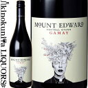 　Mount Edward Gamay マウント・エドワード ガメイ 色赤ワイン 味わいミディアムボディ ヴィンテージ品名に記載 産地ニュージーランド サウス・アイランド 原産地呼称セントラル・オタゴG.I. 品種ガメイ 100% ALC度数13.5% 飲み頃温度16℃ キャップ仕様スクリューキャップ ビオ情報ビオロジック 認証機関Bio-Gro ◆醸造 醗酵：破砕・除梗後、自然発酵(天然酵母)後21日間のスキンコンタクトを行い圧搾 熟成：フレンチオーク樽60%(旧樽)、ステンレスタンク40%で6カ月 SO2無添加、清澄剤不使用、ノンフィルター ◆商品説明 新鮮な赤果実、完熟ベリー、ワイルドベリー、野生ハーブやビーツ等のアーシーなアロマと健全な風味を持ちます。長い酸と鮮やかで深みある新鮮な果実味も魅力の活力ある美しいガメイです。 　 Mount Edward 　マウント・エドワード 「モダン」セントラル・オタゴのパイオニア ◆セントラル・オタゴワインの父、アラン・ブラディ氏が立ち上げたブティックワイナリー マウント・エドワードは、ニュージーランド最南端のワイン産地、セントラル・オタゴにおけるワイン造りのパイオニア的存在です。ワイナリーの設立は1998年。セントラル・オタゴワインの父と呼ばれるアラン・ブラディ氏によって最も冷涼なサブリージョン、ギブストンの地で誕生しました。 セントラル・オタゴは今日でこそ世界のワイン地図に名を刻む、ニュージーランド屈指の銘醸地ですが、その歴史は浅く1800年代後半からブドウ栽培が始まったものの、本格的にワイン造りが行われるようになったのは1970年代に入ってからです。 アラン・ブラディ氏は1984年、ギブストン・ヴァレーで3haのブドウ畑を開墾し、1987年にセントラル・オタゴ産最初の商業用ピノ・ノワールを“ギブストン・ヴァレー・ワイン”よりリリース。その14年後には世界ピノ・ノワール選手権でチャンピオンの称号を獲得、セントラル・オタゴにおけるワイン造りに一筋の光を注ぎます。そして次第にギブストン・ヴァレー・ワインの規模は大きくなり成長を続けました。 90年代後半に入るとブランディ氏は新たな挑戦をすべく、ギブストン・ヴァレー・ワインを離れ、同地区内に1998年「マウント・エドワード」を創設します。小規模だからこそ可能な、“土地の特性を描き出す高品質なワイン造り“という本来の夢に向かって邁進していきます。こうして生まれた「マウント・エドワード」のワインは注目を集めていきました。 ◆ニュージーランドを代表するナチュラルワインの造り手に成長 2004年に入り、現オーナー（ジェネラル・マネージャー）である醸造家のダンカン・フォーサイス氏とジョン・ブキャナン氏がパートナーとしてワイナリーに参加。ワインへの熱い情熱、豊富な経験を有する二人のプロフェッショナルによって「マウント・エドワード」は更なる進化・発展を続け、世界的なブランドに成長していきました。 現在ワイナリーでは、サブリージョンであるローバーン、バノックバーン、ギブストンに自社畑を展開し、セントラル・オタゴで最初に有機（Bio-Gro）認定を取得、続いて醸造施設も有機認定を受けました。 ダンカンはナチュラルワインに精通した醸造家でもあり、古い慣習に捕らわれるのではなく、伝統を重んじながらも革新的な考えを持ち、様々なぶどう品種の栽培を進めました。　また、醸造面では天然酵母を使用し、酸化防止剤の使用を極限まで控えた、人的介入の極めて少ないワイン造りをおこない、「マウント・エドワード」をニュージーランドを代表するナチュラルワインの造り手として成長させました。 特に注目度が高いワインがニュージーランド初となる、酸化防止剤無添加で造るガメイ、“マウント・エドワード　ガメイ”で、多くのワイン評論家が高く評価し人気を博しています。また単一畑で造るピノ・ノワールやオレンジワイン、更にはヴェルモットの醸造などにも着手し、保守的であったニュージーランドでのワイン造りに新しい風を吹きこんできました。 一見ファンキーなワインの造り手にも聞こえますが「マウント・エドワード」が手掛けるワインはどれも健全で正確。透明性があり極めて美しい果実味と土地の特性、そして「マウント・エドワード」の個性が現れたワインです。これらのワインは世界トップクラスの評論家、ワイン専門家、愛好家が高く評価し、少量生産であることからも入手困難なワインとなっています。 ◆世界有数の銘醸地「セントラル・オタゴワイン」 ・気候：南緯45度の位置する世界最南端のワイン産地の一つセントラル・オタゴは、ニュージーランドで唯一、半大陸性気候を有するワイン産地です。大きな日較差を持ち、夏場30度を超える日もある一方、夜間には温度が下がり5-10度程に冷え込みます。ワイン産地は州都クイーンズタウンから東に8km程入った地点から広がり、西側にそびえる南アルプスの山々が自然のバリアとなり西側の悪天候を遮断。これによりセントラル・オタゴは乾燥した、ブドウ栽培に適した環境を有する事ができます。 ・地形：険しい山々、湖、川などが存在する事で異なる地勢、土壌、微小気候が存在し、産地は幾つかのサブリージョンに分類されています。 ・土壌：大昔に存在した氷河に由来する石英を含むシストが母岩となっており、川の浸食で風化した岩、砂質、レス土壌、礫など異なる地層を持ち、その深さも様々です。 全体的に重たい土壌ですが水はけは良く、乾燥した気候から灌漑が必須となっています。また、降雨量が少ない事で土中のミネラルは留まり易く豊富ですが、有機物を含む栄養分が乏しい産地でもあります。 ◆自然農法で多種多様なブドウを栽培 現在ワイナリーでは、セントラル・オタゴのサブリージョンである銘醸地、ギブストン、ローバーン、バノックバーンの自社畑でピノ・ノワールやガメイ、白ブドウではリースリング、シュナン・ブラン、アルバリーニョ、グリューナー・ヴェルトリーナ、ピノ・ブラン、ピノ・グリ、そしてシャルドネなど多彩な品種を栽培しています。 （全て台木を使用）畑では有機農法だけでなく、ビオディナミ農法も応用し取り入れています。例えばビオディナミ調合材500やビオディナミカレンダーも利用しますが、全ての処方がこの自然環境下でのブドウ栽培に適するわけでは無く、自然のサイクルに合わせた形で必要に応じて取り入れ、常に畑に耳を傾けブドウを育ててきました。 ◆ナチュラルに、そして正確に マウント・エドワードでは様々なブドウ品種を栽培していますが、その軸となるワインが全栽培面積の80％を占めるピノ・ノワールです。 目指すスタイルは決して筋肉質な方向に向かうのではなく、エレガントさを持ち、なめらか且つ細やかなテクスチャーの備わった「神秘さ」とでも言うべき味わいが、幾つもの層を成して重なり合ったようなワインです。 ピノ・ノワールは特にテロワールを反映させるブドウ品種ですので、ワイナリーではワインを”造る”と考える以上に”育てる”と言うことを意識しています。 畑では細心の注意を払いブドウの生息環境を整え、醸造所では可能な限りワインにストレスを与えないよう人的介入を減らし、全ての工程においてワインを優しく取り扱うように心がけています。 手摘み収穫されたブドウは大半を除梗しますが、ピノ・ノワールは全房ブドウも一部使用します。黒ブドウは基本破砕せず醗酵を進めます。白ブドウの醗酵にはステンレス製の小樽を用い、スキンコンタクトも多くの白ブドウで10日から長いもので8カ月の間で取り入れています。 醗酵時、白ブドウ・黒ブドウ共に温度管理は行わず、天然酵母とバクテリアの働きでゆっくり醗酵を行い旨味と色素を抽出させていきます。ワイン造りの最終段階になると非常に緻密なブレンド作業行い、ボトリング前に僅かな量の酸化防止剤である亜硫酸を（30ppm程）を添加しますが、それ以外の添加物は一切使用しません。ガメイに関しては自然の酸度も高く、亜硫酸すら使用しません。ろ過はワイン中に天然の糖分が残った時のみ行い、どのワインにも新樽の使用は極力避け、ピノ・ノワールでは15％以下、白ブドウについては旧樽のみを用いて醸造します。 マウント・エドワードでは、ブレンドや醸造により毎年同じようなキャラクターのワインに仕上げるようなワイン造りは行っていません。その年の特性を素直に表現した高品質なワインを目指しています。常にワイン造りに謙虚に心を開き、毎年それぞれのヴィンテージから学び、経験を蓄積し、偉大なワインを生み出すべく努力を続け、量より質にこだわりワイン造りを行っています。 ◆ファンキーなラベルに秘められた品質への拘りと革新的なワイン造り 「伝統・革新・融合】 醸造家のダンカン・フォーサイス氏はデヴィット・ボウイの大ファンでもあります。ワイナリー内には多くのアートが飾られ、中でもデヴィット・ボウイをモチーフにした絵画は目を引くものがあります。 これらはマウント・エドワードのラベルやロゴにも起用され、ワインと音楽、アートという芸術性が一体感を生み飲み手を魅了しています。 ワイナリーでは伝統を守りつつも、決してそこに留まるのではなく、革新的に物事を捉えワイン造りに生かすことでニュージーランドワインの多彩な魅力を発信し続けています。　「マウント・エドワー」ドが生み出すワインは極めて素直で健全。現代的な単なるナチュラルワインでは無く、彼らが生み出すワインは焦点の定まった美しい魅力にあふれるものです。一切の妥協を許さず、丁寧に畑・醸造施設に向き合ってきた彼らのワイン造りこそが、今日のマウント・エドワードのワインの成功を築き、世界各国のワインファンを魅了してやみません。 ※掲載画像はイメージです。お届けの品のラベルイメージ、ヴィンテージが異なる場合がございます。 メーカー希望小売価格はメーカーサイトに基づいて掲載しています。