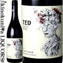 　Ted Pinot Noir 　テッド ピノ・ノワール 色赤ワイン 味わいミディアムボディ ヴィンテージ品名に記載 産地ニュージーランド サウス・アイランド 原産地呼称セントラル・オタゴG.I. 品種ピノ・ノワール 100% ALC度数14.0% 飲み頃温度14℃ キャップ仕様スクリューキャップ ビオ情報ビオロジック 認証機関Bio-Gro ◆発酵〜熟成 醗酵：一部全房使用、破砕分は5日間のコールドソーク、自然発酵(天然酵母)10日間、マセレーション5日間 熟成：フレンチオーク樽 10ー11カ月(228l/新樽15%)、無清澄 ◆商品説明 ブルーベリー、スパイス、ハーブのアロマ、赤果実の滑らかな口当たりとバランスの取れた酸味による柔らかなタンニンは長い余韻を誘います。 ◆専門誌評 (2017)「ジェームス・サックリング2019」93点 　Mount Edward 　マウント・エドワード 「モダン」セントラル・オタゴのパイオニア ◆セントラル・オタゴワインの父、アラン・ブラディ氏が立ち上げたブティックワイナリー マウント・エドワードは、ニュージーランド最南端のワイン産地、セントラル・オタゴにおけるワイン造りのパイオニア的存在です。ワイナリーの設立は1998年。セントラル・オタゴワインの父と呼ばれるアラン・ブラディ氏によって最も冷涼なサブリージョン、ギブストンの地で誕生しました。 セントラル・オタゴは今日でこそ世界のワイン地図に名を刻む、ニュージーランド屈指の銘醸地ですが、その歴史は浅く1800年代後半からブドウ栽培が始まったものの、本格的にワイン造りが行われるようになったのは1970年代に入ってからです。 アラン・ブラディ氏は1984年、ギブストン・ヴァレーで3haのブドウ畑を開墾し、1987年にセントラル・オタゴ産最初の商業用ピノ・ノワールを“ギブストン・ヴァレー・ワイン”よりリリース。その14年後には世界ピノ・ノワール選手権でチャンピオンの称号を獲得、セントラル・オタゴにおけるワイン造りに一筋の光を注ぎます。そして次第にギブストン・ヴァレー・ワインの規模は大きくなり成長を続けました。 90年代後半に入るとブランディ氏は新たな挑戦をすべく、ギブストン・ヴァレー・ワインを離れ、同地区内に1998年「マウント・エドワード」を創設します。小規模だからこそ可能な、“土地の特性を描き出す高品質なワイン造り“という本来の夢に向かって邁進していきます。こうして生まれた「マウント・エドワード」のワインは注目を集めていきました。 ◆ニュージーランドを代表するナチュラルワインの造り手に成長 2004年に入り、現オーナー（ジェネラル・マネージャー）である醸造家のダンカン・フォーサイス氏とジョン・ブキャナン氏がパートナーとしてワイナリーに参加。ワインへの熱い情熱、豊富な経験を有する二人のプロフェッショナルによって「マウント・エドワード」は更なる進化・発展を続け、世界的なブランドに成長していきました。 現在ワイナリーでは、サブリージョンであるローバーン、バノックバーン、ギブストンに自社畑を展開し、セントラル・オタゴで最初に有機（Bio-Gro）認定を取得、続いて醸造施設も有機認定を受けました。 ダンカンはナチュラルワインに精通した醸造家でもあり、古い慣習に捕らわれるのではなく、伝統を重んじながらも革新的な考えを持ち、様々なぶどう品種の栽培を進めました。　また、醸造面では天然酵母を使用し、酸化防止剤の使用を極限まで控えた、人的介入の極めて少ないワイン造りをおこない、「マウント・エドワード」をニュージーランドを代表するナチュラルワインの造り手として成長させました。 特に注目度が高いワインがニュージーランド初となる、酸化防止剤無添加で造るガメイ、“マウント・エドワード　ガメイ”で、多くのワイン評論家が高く評価し人気を博しています。また単一畑で造るピノ・ノワールやオレンジワイン、更にはヴェルモットの醸造などにも着手し、保守的であったニュージーランドでのワイン造りに新しい風を吹きこんできました。 一見ファンキーなワインの造り手にも聞こえますが「マウント・エドワード」が手掛けるワインはどれも健全で正確。透明性があり極めて美しい果実味と土地の特性、そして「マウント・エドワード」の個性が現れたワインです。これらのワインは世界トップクラスの評論家、ワイン専門家、愛好家が高く評価し、少量生産であることからも入手困難なワインとなっています。 ◆世界有数の銘醸地「セントラル・オタゴワイン」 ■気候：南緯45度の位置する世界最南端のワイン産地の一つセントラル・オタゴは、ニュージーランドで唯一、半大陸性気候を有するワイン産地です。大きな日較差を持ち、夏場30度を超える日もある一方、夜間には温度が下がり5-10度程に冷え込みます。 ワイン産地は州都クイーンズタウンから東に8km程入った地点から広がり、西側にそびえる南アルプスの山々が自然のバリアとなり西側の悪天候を遮断。これによりセントラル・オタゴは乾燥した、ブドウ栽培に適した環境を有する事ができます。 ■地形：険しい山々、湖、川などが存在する事で異なる地勢、土壌、微小気候が存在し、産地は幾つかのサブリージョンに分類されています。 ■土壌：大昔に存在した氷河に由来する石英を含むシストが母岩となっており、川の浸食で風化した岩、砂質、レス土壌、礫など異なる地層を持ち、その深さも様々です。 全体的に重たい土壌ですが水はけは良く、乾燥した気候から灌漑が必須となっています。また、降雨量が少ない事で土中のミネラルは留まり易く豊富ですが、有機物を含む栄養分が乏しい産地でもあります。 ◆自然農法で多種多様なブドウを栽培 現在ワイナリーでは、セントラル・オタゴのサブリージョンである銘醸地、ギブストン、ローバーン、バノックバーンの自社畑でピノ・ノワールやガメイ、白ブドウではリースリング、シュナン・ブラン、アルバリーニョ、グリューナー・ヴェルトリーナ、ピノ・ブラン、ピノ・グリ、そしてシャルドネなど多彩な品種を栽培しています。 （全て台木を使用）畑では有機農法だけでなく、ビオディナミ農法も応用し取り入れています。例えばビオディナミ調合材500やビオディナミカレンダーも利用しますが、全ての処方がこの自然環境下でのブドウ栽培に適するわけでは無く、自然のサイクルに合わせた形で必要に応じて取り入れ、常に畑に耳を傾けブドウを育ててきました。 ※掲載画像はイメージです。お届けの品のラベルイメージ、ヴィンテージが異なる場合がございます。 メーカー希望小売価格はメーカーサイトに基づいて掲載しています。