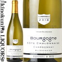 　BOURGOGNE COTE CHALONNAISE BUISSONIER CHARDONNAY 　ブルゴーニュ・コート・シャロネーズ・ビュイソニエ・シャルドネ 色白ワイン 味わい辛口 ヴィンテージ品名に記載 産地フランス　ブルゴーニュ 原産地呼称A.O.C. BOURGOGNE COTE CHALONNAISE 品種シャルドネ100％ 土壌表には小石が多く、石灰質豊か ALC度数13.0% 飲み頃温度8〜12℃ キャップ仕様コルク ◆発酵〜熟成 除梗後ステンレスタンク発酵、同容器内にて熟成し、最後の数ヶ月旧フレンチオークバリックにて熟成を完成させます。 ◆商品説明 生産者曰く『このワインはまさにシャルドネの上品さを表現したワイン』です。 淡い黄金色の外観、グレープフルーツやレモン等の柑橘類、フルーティーな香りスイカズラの花やサンザシのニュアンスが感じられます。クリーンでフレッシュな味わいで、果実味のふくらみも良く余韻にはアニスの様な風味が感じられます。 　CAVE DES VIGNERONS DE BUXY 　カーヴ・デ・ヴィニュロン・ド・ビュクシー カーヴ・デ・ヴィニュロン・ド・ビュクシーは、コート・シャロネーズの約120件の生産者によって今から約80年前にビュクシー村で創立された生産組合です。代々伝承してきた知恵やノウハウを持ちよりながら、高いクオリティでワインを目指し、且つ環境に配慮した葡萄栽培を今日まで心掛けてきました。 自分たちの土地に対する愛情やワインの品質を向上させたいという情熱により、カーヴ・デ・ヴィニュロン・ド・ビュクシーのワインは、テロワールの特徴を活かしたワイン造りを行う事が出来る様になります。 更にカーヴ・デ・ヴィニュロン・ド・ビュクシーでは現代的な醸造設備の取り扱いに長けた醸造の専門家として、アラン・ピエールを醸造家兼テクニカル・ディレクターとして迎え入れた事により、栽培家達は「より畑仕事に専念」出来るようになっております。 更には1年を通じて栽培家へのアドバイスを行えるサポート体制も充実しております。その為、栽培家達からも厚い信頼を得ており282件の栽培家が組合に加盟するまで成長しました。 現在は市場の需要にあった「低価格でも美味しいワイン」を産み出す事で、消費者からの絶大な信頼を得ております。またAOCの規定は勿論の事、ワインの生産者としては珍しい国際的な品質規格のISO 9001:2000を取得。更には英国小売協会(BRC)の食品安全関連システムの規格やフランス、ドイツの小売業者が中心となって造られた食品規格IFSの規格にも従っております。 ◆信頼のフランスワイン・ガイド「ギド・アシェット」より クオリティにこだわるこの生産組合は、自分達の目的の為に様々な試行錯誤を行っている。例えば葡萄の品質によって葡萄の買い取り価格を変え生産者のモチベーションを高めたり、栽培家達を教育する為の専門家を雇ったり、減農薬農法の指導や醸造方法を醸造責任者のアラン・ピエールに指導させるなどしている。 ◆ロバート・パーカー著「ブルゴーニュ」掲載 CAVES DES VIGNERONS DE BUXY　★★★ 1931創立のハイテク技術を誇る協同組合で、ビュクシやモンタニの小栽培家を大勢束ね、800haからワインを生産。1970年代にすっかり近代化され、今や全ワインが温度管理のできるステンレスタンク槽で造られる。軽く爽快でピチピチしたワインで、技術的にも無難だし、お買い得。 ※ビュクシーのキュヴェ名について キュヴェ名に「ビュイソニエ」と付いているものはアペラシオン内に点在する複数のリューディより収穫、それ以外のものは単一のリューディより収穫されております。 ワインのヴィンテージについて こちらのアイテムは、予告なくヴィンテージが変更となる場合がございます。正確なヴィンテージが必要な場合は、購入される前にメールにてお問合せ下さいませ。※掲載画像はイメージです。お届けの品のラベルイメージ、ヴィンテージが異なる場合がございます。 メーカー希望小売価格はメーカーサイトに基づいて掲載しています。