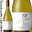 　T.H. Sauvignon Blanc LEYDA 　テロワール・ハンター ソーヴィニヨン・ブラン レイダ 色白ワイン 味わい辛口 ヴィンテージ品名に記載 産地チリ　レイダ・ヴァレー 原産地呼称DOレイダ・ヴァレー 品種ソーヴィニヨン・ブラン　100% 土壌堆積岩チョーク質土壌。西向きのゆるやかな斜面。 ALC度数13.5% 飲み頃温度10℃ キャップ仕様スクリューキャップ ◆発酵〜熟成 堆積岩チョーク質土壌。西向きのゆるやかな斜面。 ◆商品説明 ライムや、グレープフルーツ、カシスの葉、微かな青唐辛子、フェンネル、火薬の香りを感じられます。フレッシュで、凝縮された果実味を感じるバランスのとれた味わいです。繊細なミネラル感と複雑味のある余韻が長く続きます。 テロワールハンターは、新たなプレミアムチリワインを創造する革新的なプロジェクトです。今までの足跡（セントラルヴァレーでの伝統的なワインメイキング）から離れ、チリの多様なテロワールの可能性を追求し続けています。 ◆合う料理 牡蠣のグリル、シーフードマリネ、メカジキの香草焼き、熟成した山羊チーズ ◆コンクール入賞歴 (2019)ワイン・エンスージアスト2020 91pt(95位) (2015)“SAKURA” Japan Women's Wine Awards 2019 ゴールド (2015)ジャパン・ワイン・チャレンジ2018　銀賞 (2012)Sommelier Wine Awards 2014　シルバー ◆専門誌評 (2017)ティム・アトキンMWポイント　93ポイント (2016)デキャンター・ワールド・ワイン・アワード 2018　プラチナ・97ポイント (2015)パーカー・ポイント　90ポイント (2014)ワインエンスージアスト誌　87ポイント 　Undurraga 　ウンドラーガ ◆チリワインのパイオニア ウンドラーガは、1885年フランシスコ・ウンドラーガ氏により、マイポ・ヴァレーの中心地に設立された、チリ最古のワイナリーの一つです。チリでも古くからプレミアムワインを生産している為、1960年代にはベルギー国王夫妻や、イスラエルの首相、そして、人類初の月面着陸に成功したアメリカのアームストロング船長もウンドラーガのワイナリーに訪れています。このような歴史があるのはチリを代表する名門ワイナリーである証です。 南北に広がる多種多様なテロワールとぶどう品種の個性を最大限にワインに反映させ、チリのプレミアムワインの可能性を示したパイオニアとして、今日では世界約70 ヶ国以上で親しまれています。 ◆広大な自社畑から造られるテロワールと品種の個性を表現したワイン チリのワイン生産地は、南北1,400km（南緯27&#12316;39度）に及びます。良質なワインを生み出す環境が整っているチリは、各生産地によってテロワールが大きく異なるという特徴があり、ウンドラーガでは、チリのテロワールと品種の個性を反映したワイン造りを行う為、チリの銘醸5地域に6自社畑、合計1,275haを所有し、ぶどう造りからワイン生産まで手掛けています。 ウンドラーガは、品種の個性と、多様なテロワールとを掛け合わせることにより、洗練された高品質なワインを作り出しています。 新たなプレミアムチリワインを創造する革新的なプロジェクト「T.H.テロワール・ハンター」は2007年ウンドラーガへ参画した、注目の若手醸造家ラファエル・ウレホラ氏がリーダーとなり栽培担当のロベルト・ピント氏、土壌研究の第一人者ペドロ・パラ氏とチームを組んで始まりました。品種の個性を表現するために最適な土壌、マイクロクライメットを調べつくし、未開の地を開拓してぶどうを植樹するなど実験を重ね、2008年に初リリース。今までチリワインでは語られることのなかった 「テロワール」を深く追及した「真のチリワイン」への取り組みは、チリのみならず世界で高く評価され、2014年のインターナショナル・ワイン・チャレンジ　ワインメーカー・オブ・ザ・イヤーのラファエル氏ノミネートや、2015年のインターナショナル・ワイン＆スピリッツ・コンペティションのチリ生産者No.1を意味する、チリアン・プロデューサー・オブ・ザ・イヤー受賞に導きました。今では「テロワール・ハンター」はウンドラーガを語る上で欠かせないフラッグシップ的存在のワインとなっています。 ◆世界の泡好きを魅了するスパークリングワイン ウンドラーガは1950年代にスパークリングワインの生産も開始し、チリでは長い歴史を誇るスパークリングワインメーカーでもあります。スパークリングワインの醸造は、世界で最も有名なシャンパンメゾンの元ヘッドワインメーカー　フィリップ・クーロン氏のアドバイスのもと行い、瓶内二次発酵の本格派から、毎日楽しめるカジュアルなシャルマ方式のスパークリングワインまで手掛けています。 ※掲載画像はイメージです。お届けの品のラベルイメージ、ヴィンテージが異なる場合がございます。 メーカー希望小売価格はメーカーサイトに基づいて掲載しています。定価が下がって、より一層お求めやすくなりました