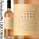 　Finca Nueva Rose 　フィンカ・ヌエヴァ　ロゼ 色ロゼワイン 味わい辛口 ヴィンテージ品名に記載 産地スペイン　リオハ 原産地呼称DOリオハ 品種テンプラニージョ60％、ガルナッチャ40％ ALC度数13.0% 飲み頃温度7〜14℃ キャップ仕様コルク ◆商品説明 樽熟成なしで赤系果実味（イチゴ、チェリー、ラズベリー）の風味を活かしたハッピーなワイン。 　Finca Nueva 　フィンカ・ヌエヴァ ボデガス・ブレトン（Bodegas Breton） 1990年代に一世を風靡したリオハの名門ワイナリー。 ロリニョンや、ドミニオ・デ・コンテ、アルバ・デ・ブレトンなど世界中で旋風を巻き起こしたリオハ・アルタのボデガである。 ミゲル・アンヘル・デ・グレゴリオはボデガス・ブレトンの醸造責任者として修業を積んだ後に独立し、フィンカ・アジェンデを設立。フィンカ・アジェンデでその名声を確立したデ・グレゴリオは2004年ボデガス・ブレトンを買収し、フィンカ・ヌエヴァをリリース。 フィンカ・ヌエヴァのワイン造りにおける哲学は3つ。第一に、リーズナブルな価格でハイ・クオリティなワインを造ること。第二に、あらゆる料理にマッチするワインを造り、新しいワイン・ラヴァーを開拓すること。そして第三に、世界マーケットにおける古臭いリオハ・ワインのイメージを打破すること。 これらの目標を達成するため、デ・グレゴリオはフィンカ・ヌエヴァに近代的な設備投資を実施し、シンプルで果実味豊かな新しいリオハ・ワイン造りに着手した。ワイン評論家たちのポイントを気に留めることなく自由なワイン造りを楽しむ。 フィンカ・ヌエヴァのコンセプトは旧態依然としたリオハの呪縛から解き放たれた新リオハ。ロゴに描かれた通り、鳥籠から解き放たれた自由な小鳥のワイン。 ワインのヴィンテージについて こちらのアイテムは、予告なくヴィンテージが変更となる場合がございます。正確なヴィンテージが必要な場合は、購入される前にメールにてお問合せ下さいませ。※掲載画像はイメージです。お届けの品のラベルイメージ、ヴィンテージが異なる場合がございます。 メーカー希望小売価格はメーカーサイトに基づいて掲載しています。