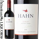 　Hahn Winery Merlot Central Coast 　ハーン・ワイナリー メルロ セントラル・コースト 色赤ワイン 味わいミディアムボディ〜フルボディ、辛口 ヴィンテージ品名に記載 地方アメリカ カリフォルニア アペレーションセントラルコースト 格付 品種メルロ ALC度数14.5% 飲み頃温度16〜18℃ キャップ仕様スクリューキャップ 　Hahn Winery 　ハーン・ワイナリー ◆ハーン・ワイナリーについて 1970 年代にニッキーとガビー・ハーン夫妻が設立したワイナリーです。1988年、この地域のポテンシャルを確信したニッキーは、サンタ・ルシア・ハイランズ（SLH）を AVA に認定してもらう活動を始め、遂に 1995 年に AVA に認定されました。 現在、ピノ・ノワールを筆頭に高級ワインの名醸地として広く知られています。今日、ハーン・ファミリーは SLH では 260ha 以上の畑を所有しています。この内 140ha はピノ・ノワールが植えられ、SLH 全体のピノ・ノワールの畑の 12％を占め、一番のシェアーを持つワイナリーです。また、この地域では一番豊富なクローンの種類を持ち、現在 21 の異なるピノ・ノワールを栽培しています。 多様性のある土壌、気候、斜面の向きによる日照量、クローンの組み合わせが他には真似のできない素晴らしいピノ・ノワール造りを可能にしてくれます。そしてそのピノ・ノワールはそれぞれの自社畑のテロワールの個性を表現しています。ハーンの自社畑では、カリフォルニアの他のブドウ栽培地域より約 25 日生育期が長くなっています。これはブドウの持つフレーバー、深み、骨格等の凝縮度に大きな影響を与え、素晴しい高品質のブドウを栽培できる伴となります。 ※掲載画像はイメージです。お届けの品のラベルイメージ、ヴィンテージが異なる場合がございます。 メーカー希望小売価格はメーカーサイトに基づいて掲載しています。