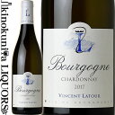 　BOURGOGNE BLANC 　ブルゴーニュ・ブラン 色白ワイン 味わい辛口 ヴィンテージ品名に記載 産地フランス　ブルゴーニュ　ムルソー 品種シャルドネ ALC度数12.5% 飲み頃温度10〜12℃ キャップ仕様コルク ビオ情報リュット・レゾネ ◆商品説明 樹齢70年の古樹を含む区画。 リンゴやレモン等の瑞々しい果実が繊細かつ深みを持って広がります。 　VINCENT LATOUR 　ヴァンサン・ラトゥール ◆3世紀以上続く老舗ワイナリー。 ムルソー本来の繊細なアロマとミネラリティを表現した、 真のブルゴーニュ好きの為のワイン 1792年以来3世紀にわたりムルソーでワインを造り続ける老舗。 以前はドメーヌ・ジャン・ラトゥール・ラヴィーユ・エ・フィスというドメーヌ名でしたが、2011年より現当主名を冠したヴァンサン・ラトゥールに変わりました。 ムルソー本来の繊細なアロマとミネラリティを隠す事の無いように新樽の使用は極僅かのみ。また通常より大きい600Lの木樽を使用しています。 真のブルゴーニュ愛好家の為の、偉大なムルソーです。 ＜栽培・醸造ポイント＞ リュット・レゾネ（減農薬）農法。 ムルソーの繊細なアロマと風味を隠さない為に、バトナージュは行わず新樽の使用も20％のみ。 600&#8467;の木樽で12カ月熟成後、ステンレスタンクで4〜6か月熟成を行います。 ※掲載画像はイメージです。お届けの品のラベルイメージ、ヴィンテージが異なる場合がございます。 メーカー希望小売価格はメーカーサイトに基づいて掲載しています。