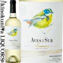 　Aves del sur Sauvignon Blanc Reserva 　デル・スール ソーヴィニヨン・ブラン レセルバ 色白ワイン 味わい辛口 ヴィンテージ品名に記載 産地チリ セントラル・ヴァレー マウレ・ヴァレ 原産地呼称ロンコミージャ・ヴァレーD.O. 品種ソーヴィニヨン・ブラン 100% ALC度数13.0% 飲み頃温度12℃ キャップ仕様コルク ◆発酵 ステンレスタンク ◆熟成 ステンレスタンク ◆商品説明 ハーブ香が随所に現れる清々しい香りの白ワイン。ハラペーニョやレモンの花のような香りも持ちます。クリスピーな口当たりでジューシーな柑橘果実のフレーバーが魅力の1本です。 ◆コンクール入賞歴 (2018)カタドール・ワイン・アワード 2018 金賞 (2014)アジア ワイン・トロフィー 2015 銀賞 ◆専門誌評 (2015)「ワイン王国 No.105」 1000円台で見つけた初夏のソーヴィニヨン・ブラン　4.5つ星 　ビカール 　Vicar del Pedregal S.A 太陽の恵みを浴びて育った健康なブドウの旨みたっぷり 21世紀最高の 超 コスパワイン。 1825年設立の伝統ある醸造所で、何世代にもにわたり家族経営を行い、自社畑で収穫された良質なブドウから高い品質のワインを産み出し急成長を遂げている注目の醸造所です。 100％自社畑の強み 広大な面積の自社畑はチリワインの中心地であるセントラル・ヴァレーに点在し、品種の特性に合わせて栽培地を厳選しブドウを栽培します。自社ブドウ100％だからこそ可能な高い品質のブドウを惜しみなく使えることから、その洗練された味わいが世界各国で愛されています。 遂にここまできてしまったチリワイン 洗練された果実味。ボディ、飲み応え。 沢山流通するチリワインの中でも、特に高い品質とコスパに優れた本格的な味わいは日本のみに留まらず、海外でも大きな人気を博し、ワイナリー「ビカール」社はここ10年で急成長を遂げています。規模は大きくなりましたが、今も畑至上主義でコツコツと丹精込めてブドウ畑の管理を行っています。信頼できるワイナリーとは正に彼らのような畑に向き合うワイナリーなのでしょう。 彼らが生み出すワインは、国際的なワインの品評会でも金賞を多数受賞するなど、その品質は既にプロフェショナルに認められています。美味しく、楽しく、そして気軽に楽しめる本格派チリワインをどうぞお楽しみください。 ワインのヴィンテージについて こちらのアイテムは、予告なくヴィンテージが変更となる場合がございます。正確なヴィンテージが必要な場合は、購入される前にメールにてお問合せ下さいませ。※掲載画像はイメージです。お届けの品のラベルイメージ、ヴィンテージが異なる場合がございます。 メーカー希望小売価格はメーカーサイトに基づいて掲載しています。