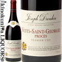 　Nuits Saint-Georges 1er Cru Proces ニュイ・サン・ジョルジュ プルミエ・クリュ　プロセ 色赤ワイン 味わいフルボディ ヴィンテージ品名に記載 産地フランス ブルゴーニュ コート・ド・ニュイ 原産地呼称ACニュイ・サン・ジョルジュ 格付プルミエ・クリュ プロセ 品種ピノ・ノワール ALC度数13.0% 飲み頃温度16℃ キャップ仕様コルク ビオ情報ビオディナミ ◆栽培 平均樹齢60年。ギュイヨ仕立て。 1990年から有機農法で、現在ビオディナミ農法。 ◆発酵〜熟成 発酵：トータル2〜3週間のかもし発酵。天然酵母を使用。かもし及び発酵時の温度を管理。 熟成：フレンチオーク樽（新樽率20％） 熟成期間：14〜18ヶ月 ◆商品説明 【色】 深みのあるルビー色。縁にやや熟成感。 【香り】 赤い果実のアロマにスパイスのニュアンス。熟成につれ、枯れ葉やなめし皮の香りが感じられます。 【味わい】 やわらかい赤系の果実味、しっかりとした骨格が感じられ、舌触りはなめらかです。長い余韻には、フルーツシロップやスパイスを感じさせる濃密さも口中に広がります。 ◆合う料理 牛肉のたたき、アップルソースを添えたポークグリル、鴨のラズベリーソース掛け ◆産地詳細 　ニュイ・サン・ジョルジュは、ボーヌに近い北部では繊細で、反対に西部では力強いぶどうが造られています。ブルゴーニュ料理の食中酒として、最も多様されるワイン、ニュイ・サン・ジョルジュ。著名シェフであったエスコフィエ（Georges Auguste Escoffier）やブリア・サヴァラン（Brillat-Savarin)も頻繁に使用した記録が残っています。 　このプロセは、ニュイの町の近くにある1級畑。緩やかな傾斜をもつ粘土石灰質で、若いうちから腐葉土や動物的なニュアンスが感じられるクリマです。レ・プリュリエと隣接した場所に位置しており、ミネラル分が多く、レ・プリュリエよりもタニックでパワーがあります。肉付きがよく、余韻も長いワインが産み出されます。 ◆専門誌評価 (2018) ワイン・アドヴォケイト　94点 (2018) ワイン・スペクター　93点 (2017) ジェームス・サックリング　92点 (2016) ワイン・スペクター　93点 (2016) ジェームス・サックリング　93点 　Maison Joseph Drouhin 　メゾン・ジョゼフ・ドルーアン ◆「3つ星レストランをはじめ、世界で愛されるブルゴーニュの誇り」 1880年にブルゴーニュワインの中心地ボーヌに創立され、130年以上もの間、家族経営にこだわり、頑なに創業当時から受け継がれるテロワールへの信念を守りつづけるブルゴーニュを代表するワイナリーです。 また、ワインオークションでも有名な慈善病院オスピス・ド・ボーヌに自社のぶどう畑を寄贈していることでも知られており、偉大かつ洗練されたドルーアンのワインは、世界の一流レストランをはじめ、世界中のワイン愛好家から絶賛されている、『ブルゴーニュの誇り』です。 ワイン造りにおいては、各々のテロワールが生み出す本来の個性を最大限に引き出すこと… そして、伝統を守りながら、味わいを追求すること… そのスタイルは、2つの言葉に集約されます。 「エレガンスとバランス」 テロワールへの最大の敬意と、ぶどう樹に対する愛着、そして彼らの経験と絶え間ない研究開発により、偉大なぶどう畑が、その本来の力量を発揮します。 1976年より除草剤などの化学薬品は一切使用せず、1988年には本格的な有機栽培へ転換。 シャブリ地区での有機栽培の実施は、大手ドメーヌで初となる改革です。 また、1997年より切り替えをはじめているビオディナミ農法は、10年の歳月をかけ、2007年、全自社畑への導入が実現されています。 畑は、伝統的な鋤すきを使って耕され、肥料も天然の堆肥を使用しています。 ぶどうの様々な病害や害虫などの対策には、天敵である捕食動物やバクテリアを使います。 このことは、環境にやさしいだけでなく、何より同社のポリシーである純粋なテロワールの表現のためには最良の手法です。 苗床の管理は大変重要であり、古いぶどう樹の遺伝的性質が保全されるよう、台木の選定にはこの上ない厳格さで臨みます。 ぶどう畑は、1ヘクタールあたり約12,500本におよぶ高密植栽培を行っています。 さらに、樹と樹の間には雑草をそのまま生えさせておきます。 これにより、ぶどう樹は甘やかされず養分を求めて根を底土深くまで伸ばし、果実に成分を凝縮するようになります。 収穫時期の決定には、糖度・酸度・タンニン分などの、ひと通りの調査を経なければなりませんが、各々のぶどう畑には経験と伝統に根差した、最適な収穫タイミングの決定要素というものがあり、最終的にはそれに従います。 収穫はもちろん、すべて手摘みで行われ、小さな箱に入れて輸送します。ぶどうを傷つけないために、大きなコンテナは使わず、極めて手間のかかる作業をするのです。搾汁の前には、ベルトコンベアでぶどうをゆっくりと移動させながら、さらにぶどうの房を厳選する最終チェックを行います。そのまま搾汁するのか、あるいはぶどうの梗を取り除いてから行うのか、その決断もぶどうの状態をチェックし、実際にテイスティングをした結果で決定します。発酵では、培養酵母を加えることは一切せず、本来のぶどうがもっている天然酵母のみで行われます。 メゾン・ジョゼフ・ドルーアンのワインは、頑なに守り抜かれる伝統と、最新技術が融合しています。遥かな歴史を持つボーヌ市の中心に位置すること、ぶどう畑開拓とぶどう栽培における長年にわたる経験が培った専門知識… メゾン・ジョゼフ・ドルーアンは、真のブルゴーニュスタイルを貫くワインメーカーとして、ブルゴーニュの誇りと称されています。 各々のアペラシオンが持つ本来の個性を最大限に引き出すこと…メゾン・ジョゼフ・ドルーアンの「エレガンスとバランス」の追求がとどまることはありません。 ※掲載画像はイメージです。お届けの品のラベルイメージ、ヴィンテージが異なる場合がございます。 メーカー希望小売価格はメーカーサイトに基づいて掲載しています。