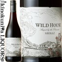 　Wild house Shiraz ワイルドハウス シラーズ 色赤ワイン 味わいフルボディ ヴィンテージ品名に記載 産地南アフリカ ウエスタン・ケープ 品種シラーズ100% ALC度数14.5% 飲み頃温度14～16℃ キャップ仕様スクリューキャップ ◆商品説明 自然酵母使用、凝縮感＆風味豊か、エレガントなシラーズ単一ワイン。 【色】深みのあるガーネット 【香り】ラズベリーなどベリー系の赤い果実、スパイス、アニス 【味わい】果実味豊かで、ほのかなスパイスに由来する爽やかさが感じられます。エレガントな味わいですが飲みごたえがあり、繊細な口当たりです。 ◆合う料理 レバーの甘辛煮、チンジャオロース、ホイコーロー、スペアリブ ◆栽培 平均樹齢20年、植密度4,000本/ha、収量64hl/ha、手摘みで収穫 ◆醸造 発酵 ステンレスタンクで6日間 発酵温度 25℃ 醸造方法 マセラシオン10℃で2日間 熟成 ステンレスタンク50％、フレンチオーク50％ 熟成期間 6ヵ月 　Wildeberg ワイルドバーグ コースタル・リージョンの南東、フランシュックに拠点があります。 フランシュックは「French Corner（フレンチ・コーナー）」を意味する地名で、17世紀にユグノー派のフランス移民がこの地へ入植したことに由来します。街並みやレストランにもフランスの影響が強く感じられるグルメタウンです。 南アフリカのワイン産地周辺は世界最古の土壌であり、度重なる地殻変動や浸食により独特な山脈や谷が形成されていますが、ワイルドバーグもそうした山の麓にあります。 　ワイルドバーグに使われるぶどうは、理想的な環境の畑で細心の注意を払って栽培、収穫されます。テロワールを表現した複雑味のあるワインに仕上げるため野生酵母を使用。人為的な干渉を最小限にし、できる限り自然のままテロワールを表現するワイン造りを行っています。 　ワイン生産自体は1994年からスタートしました。野生酵母を使用したワイン造りは、今でこそ南アフリカで注目されていますが、当時としては非常に画期的な試みでした。その後2007年に正式にワイナリーが設立され、今に至ります。 ワインのヴィンテージについて こちらのアイテムは、予告なくヴィンテージが変更となる場合がございます。正確なヴィンテージが必要な場合は、購入される前にメールにてお問合せ下さいませ。※掲載画像はイメージです。お届けの品のラベルイメージ、ヴィンテージが異なる場合がございます。 メーカー希望小売価格はメーカーサイトに基づいて掲載しています。