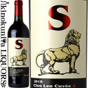 　CLOS LEO CUVEE S クロ レオ キュヴェ S エス 色赤ワイン 味わいフルボディ ヴィンテージ品名に記載 産地フランス ボルドー カスティヨン・コート・ド・ボルドー 品種メルロー80％／カベルネ・フラン20％ ALC度数＿% 飲み頃温度16〜18℃ キャップ仕様コルク ◆商品説明 　1968年植樹のメルロー(平地)と1979年植樹カベルネ・フラン(北向き斜面)を半分づつ小さなタンクで醸造したキュヴェ。8.5HLのステンレスタンクで醸造後、350Lの熟成樽に移しマロラクティック発酵。30ヶ月間の熟成。新樽、1年使用樽の併用（比率公開無し）。ボトリング後 1年以上の静置後出荷。Clos Leoに比べると骨格がしっかりしており、メルローの柔らかさとカベルネ・フランの凛とした味わいが印象的です。生産量480本。 ◆ 日本人醸造家 篠原麗雄氏が醸す スーパー ボルドー 　Clos Leo クロ・レオ 　クロ・レオは兵庫県宝塚生まれの日本人醸造家・篠原麗雄さんがサンテミリオンのシャトー・ヴァランドロー勤務後、2002年にコートドカスティヨンに0.82haのブドウ畑を購入し造り始めた、いわばガレージワイン。良く手入れされた北向き斜面はテュヌヴァンやシャトーオーゾンヌのアラン・ヴォティエも羨ましがる好条件。樹齢は40 ～ 50年、石灰質が多い区画にはカベルネフランを、粘土質にはメルローを栽培。粘土は全体の力強さを、石灰はフィニッシュに繊細な酸をワインに与えます。化学肥料や農薬を極力使わないリュット・レゾネ(減農薬農法)を実践。グリーンハーヴェストも徹底して行い収穫量を制限しています。熟成はブルゴーニュ樽を使用で16か月～21か月が基本。凝縮感がありながら繊細な味わいを感じられるスタイル目指し、研鑽を積み重ねるワイン造りを行っています。 ※掲載画像はイメージです。お届けの品のラベルイメージ、ヴィンテージが異なる場合がございます。 メーカー希望小売価格はメーカーサイトに基づいて掲載しています。