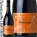 　Bourgogne Rouge 　天地人 ブルゴーニュ ルージュ 色赤ワイン 味わいミディアムボディ ヴィンテージ品名に記載 産地フランス ブルゴーニュ 品種ピノ・ノワール ALC度数＿% 飲み頃温度16〜18% キャップ仕様コルク ◆ピノ・ノワール オート・コート・ド・ニュイのデクラセが40%、ニュイ・サン・ジョルジュ村内のACブルゴーニュが28%、ビオディナミによるメルキュレー村内のACブルゴーニュが20%、ジュヴレ・シャンベルタンのデクラセが10%、自社畑もの（「Bourgogne Rouge Vieilles Vignes」）が約2%。 平均樹齢30年以上。収穫量50hl/ha。 ◆醸造 天然酵母のみで発酵。カヴァン社製ジュピーユ産の新樽率20%で18ヶ月間樽熟成。無清澄、ノンフィルターでビン詰め。 ◆商品説明 バランスが良いため飲みやすく、私も仕事後にたまに飲むワインです。唯一Lou Dumont輸出27ヵ国のすべての国で飲んでいただいているワインです。 　Lou Dumont 　ルー・デュモン ◆醸造家 仲田晃司 ◆ルー・デュモンについて 仲田晃司。大学生時代にアルバイト先のフレンチレストランでワインに出会い、「いつか自分の手でワインを造ってみたい」という夢を抱いた青年は、1995年、頼るつてもなく単身渡仏。フランス語の勉強をしながら各地の醸造家の門を叩いて修行を重ね、2000年7月7日、ブルゴーニュの地にルー・デュモンを設立しました。 　仲田さんのワイン造りを特徴付けているのは、まさしく日本人職人的と言うべき、周りがあきれるほど細部まで徹底的にこだわる仕事への執念です。仕込むワインのテロワールや個性を研究し尽くした上で、樽の選定眼や熟成方法を駆使してワインを磨き上げます。 　2003年5月、在りし日のアンリ・ジャイエ翁より「自分自身のアイデンティティをワインに表現せよ」との薫陶を受け、「日本人であるということ」「自然と人間に対する真摯な尊敬の念」の象徴として、「天・地・人」が生まれました。 　「ワインを通じてアジアの架け橋になれればと願っています」という仲田さん。現在ルー・デュモンのワインは、日本、韓国、台湾、中国、シンガポールといったアジア諸国を中心に販売されています。 　2008年8月、ジュヴレ・シャンベルタン村に念願の自社カーヴを取得しました。 ◆「Bourgogne Blanc Cuvee Famille」および「Gevrey-Chambertin Cuvee Nature」のラベルを手がけた、版画家・宮崎敬介氏のプロフィール 　1970年、東京都生まれ。1991年に武蔵野美術大学在学中に独学で木口木版画を始める。南青山のピンポイントギャラリーを中心に木口木版画展を行うなど、自身の個展で木口木版画作品や切画作品を精力的に発表している。また、三鷹の森ジブリ美術館の展示物「びっくり劇場」のペン画や、同館オリジナルポストカード制作も好評を博している。 ◆パストゥグラン キュヴェ・タガミについて 　湯島と上野で焼き鳥屋を運営されている田上浩司さんと仲田さんとの出会いは、1991年にさかのぼります。上京した仲田さんがアルバイトの門を叩いた上野のフレンチレストラン「ペペ・ル・モコ」で、料理を担当していたのが田上さんでした。共にフランスに憧れ、フランス語やワインの勉強に励んだ同志であり、また、渡仏する決心をした仲田さんを物心両面で支えてくれた、兄貴分のような存在でした。 　1995年、叔父さんの後を継ぐ形で上野池之端に「やきとり たがみ」を開業されてからも、仲田さんは一時帰国する度に訪れ、美味しい焼き鳥に舌鼓を打ちながら、旧交を温めてきました。また、2011年10月には、文京区湯島に2号店「とりひろ」を開店されています。 　2006年、「僕の焼き鳥にぴったり合うワインをつくってもらえないか」という田上さんからのリクエストを受けた仲田さんは、「何百本と食べた彼の焼き鳥の味をイメージしながら、また、焼き鳥のたれとワインの酸味の相性を考えながら」、果皮浸漬期間を短くしたり、カーヴの最もひんやりした場所で熟成させるなどして独自に鮮度感を高めた「パストゥグラン キュヴェ・タガミ」を完成させ、以降今日まで、田上さんのお店のみで供されてきたものです。 　「お酒はあまり強くないんです」という田上さんも焼き鳥との相性について太鼓判を押すこの作品を、より多くの方に味わっていただきたいという思いで、田上さん、仲田さん、弊社が一致し、2009年ヴィンテージから、パストゥグランの全量をこのキュヴェにして、広くご紹介するはこびとなりました。 ◆掲載実績のある海外メディア 「Guide Hachette」、「La Revue du Vin de France」、「Bourgogne Aujourd'hui」、「Vins et Sante」、「Gilbert & Gaillard」、「Decanter」、「New York Times」、「Wine Spectator」等 ◆参照できる日本のメディア 「リアルワインガイド ブルゴーニュ」（堀晶代著）P143 ※掲載画像はイメージです。お届けの品のラベルイメージ、ヴィンテージが異なる場合がございます。 メーカー希望小売価格はメーカーサイトに基づいて掲載しています。〜ルー・デュモン 仲田晃司氏のコメント〜 バランスが良いため飲みやすく、私も仕事後にたまに飲むワインです。唯一Lou Dumont輸出35ヵ国のすべての国で飲んでいただいているワインです。