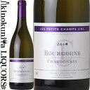 　Bourgogne Blanc 　ブルゴーニュ ブラン 色白ワイン 味わい辛口 ヴィンテージ品名に記載 産地フランス　ブルゴーニュ　ムルソー 原産地呼称AOCブルゴーニュ 品種シャルドネ ALC度数13.0% 飲み頃温度7〜14℃ キャップ仕様コルク ビオ情報リュット・レゾネ。殺虫剤と防腐剤は一切使用しない。 ◆畑 ムルソー村内の区画「レ・クルー・ペロン」に0.42ha。 平均樹齢60年のVV。 ◆発酵〜熟成 赤は100%除梗、白は除梗しない。天然酵母のみで発酵。 樽で発酵後、新樽率20%で12ヵ月間熟成。 　Domaine des Petits Champs Lins 　ドメーヌ・デ・プティ・シャン・ラン 1918年からムルソー村に続いた「ドメーヌ・ディアンヌ・レーヴ」（旧名「ドメーヌ・ボワイエ・モレ」）のディアンヌ・レーヴと、1910年からオート・コート・ド・ボーヌ地区のラ・ロシュポ村に続いた「ドメーヌ・フクラン」のジャン・リュック・フクランの夫妻は、「ドメーヌ・フクラン」の分割相続を機に両ドメーヌを統合し、2009年、ムルソー村に「ドメーヌ・デ・プティ・シャン・ラン」を誕生させました。 当主ジャン・リュックは、かつて「オスピス・ド・ボーヌ」の栽培家のひとりでもあった歴戦の名手。同じく醸造家である奥さんのディアンヌさん、そして2011年からドメーヌに参画し、いずれ両親の後を継いで醸造家の道を歩む意欲に満ち溢れた娘さんのヴィックさんとともに、妥協のないワイン造りを実践しています。 「ムルソーには素晴らしい造り手が何人もいますが、ワインに対する情熱では、村の誰にも負けないつもりです。ムルソーの神髄は、ミネラルにあります。樽香で素顔を覆い隠してしまうのではなく、本来の、本質的な美しさを表現したいのです」 （ジャン・リュック・フクラン） 紫は・・・奥さんと娘さんが大好きな色なのだそうです。（発酵タンクとか、わざわざ塗ってるし！） ※掲載画像はイメージです。お届けの品のラベルイメージ、ヴィンテージが異なる場合がございます。