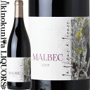 　Malbec La Vigne à Leonce マルベック ラ ヴィーニュ ア レオンス 色赤ワイン 味わいフルボディ ヴィンテージ品名に記載 産地フランス 南西地方 原産地呼称AOC 品種マルベック ALC度数14.5% キャップ仕様コルク ◆商品説明 　このワインはパスカルの父、レオンス　キュイセに捧げるワインです。彼はドメーヌのために生涯を畑仕事に費やし、家族のために働いてきました。シャトー　デ　ゼサールでは、2015年にレオンスが一番気に入っており、大切にしていた区画にマルベックを植えました。残念ながら彼は同じ年の7月にこの世を去りましたが、彼に対する敬意をこめて「レオンスの葡萄」という意味の「ラ　ヴィーニュ　ア　レオンス」という名前を付けました。マルベックはシャトー　デ　ゼサールがこれまで栽培していなかった葡萄で、2015年に初めて1haを植樹しました。マルベックは条件の厳しい、痩せた土壌に適しているため、石の多い石灰岩質土壌の畑に植えました。 　葡萄の収穫は10月上旬に行います。アルコール発酵はステンレスタンクで22度から24度にコントロールしながら行います。発酵が始まってから最初の1週間は、柔らかく、やさしく抽出するために1日4回の短いルモンタージュを行います。醸しの期間はおよそ4週間です。発酵後プレスを行い、同じステンレスタンクでマロラクティック発酵を行います。熟成のほとんどはステンレスタンクで行いますが、やわらかなタンニンと甘さを出すため、一部のみフレンチオーク樽を使用します。 　Chateau des Eyssards シャトー・デ・ゼサール 常にオープンマインドで新しいことに挑戦し続けるパスカルとフラヴィが父娘で手掛けるこだわりのワイン 「自分では良いワインを造っていると信じていたけれど、実際には全く造っていなかった。そうではないと気づいたんだ」 シャトー　デ　ゼサールはベルジュラックで1929年からワイン造りを行なう生産者です。オーナーで醸造家、世界市場への販売担当も兼ねるパスカル　キュイセは、ベルジュラックの持つポテンシャルを信じて挑戦し続け、素晴らしいワインの生産者として世界的に知られるようになりました。パスカルは情熱にあふれ、時には豪快な物言いのオープンマインドな人物で、「私の工場は外にある！」、「畑に足を踏み入れなくなったときが、私がワイン造りをやめるときだ」、「私たちは、一つのものに縛られるのではなく、品質の為に良いと思ったものは全て取り入れている」等、「パスカル語録」として親しまれるほど数々の名言を生んできました。 シャトー　デ　ゼサールのワインはコストパフォーマンスの高さで知られていますが、それは「マイナーな産地だから価格が安い」のではなく、「常に品質向上に挑戦し続けている」ためだと言えます。これについてパスカルは、ある事件がきっかけになっていると言います。「自分では良いワインを造っていると信じていたけれど、実際には全く造っていなかった。そうではないと気づいたんだ」。 「畑で食べたメルロは、私のワインの味。そういうワイン造りがしたい」 1990年にボルドーのシュヴァル　ブランの畑に行った時、そこで葡萄の実を食べて驚いたそうです。「メルロの果実味にブラックチョコレートの風味……いったいなんだこれは！」と圧倒されてしまった彼は、帰ってきて自分の畑のメルロを食べてみたところ「甘い葡萄だ……」、ただそれだけしか感じなかったそうです。しかし、それに気づいたことがすべての始まりでした。こうして、「品質は畑にあり」という信念が生まれました。 シャトー　デ　ゼサールでは現在、自社で所有する葡萄畑は約60haとなり、毎年のように新たな品種を植えています。近年では新しくマルベックやソーヴィニヨン　グリ、ピノ　ノワールの栽培を始めたそうです。オーガニック認証はあえて取得せず、リュット　レゾネで対応しています。「認証を取得すると、ベト病が発生した場合、許可されているボルドー液（銅と硫黄）しか使用できない。ボルドー液は雨が降ると流されてしまうため、何度も撒く必要がある。しかし、銅は土の中に浸透して残留してしまう。これは人体や自然環境に影響を及ぼすため良くないと考えている。私たちは、普段からベト病対策用に、オーガニックの肥料を畑に必要な分だけ撒いている。そうすることで葡萄も健康になるため、病害への耐性がついているんだ」。 「ソーヴィニヨン　ブランには壮大な情熱を持っている！」 シャトー　デ　ゼサールは、自社畑60haの内約25haにソーヴィニヨン　ブランを植えています。ソーヴィニヨン ブランのアロマは、アスパラや草のようなグリーンなもの、ピーチやパイナップルなどのトロピカルなもの、白い花のような華やかなものなど、熟度によって異なる魅力があり、それが面白いのだと言います。「ある時、ニュージーランドのクラウディ　ベイを飲み、ソーヴィニヨン　ブランの素晴らしさに驚いた。彼らは伝統に拘らないオープンで自由な発想を持っていた。そしてこの出会いが、”世界中のどこにもないソーヴィニヨン　ブラン”を造りたいという信念となった。クラウディ　ベイを真似するのではなく、独自のソーヴィニヨン　ブランだ」。パスカルはその時の技術でソーヴィニヨン　ブランのワインを造り上げ、輸出市場で成功を収めました。「私たちのキュヴェ　プレスティージュ（FB237）が、イギリスのワインマガジンに掲載され、ペサック　レオニャンのワインを集めたブラインドテイスティングでNo.1になったことがあるんだ。ペサック　レオニャンの特集だったのに、その中に2本だけベルジュラックのワインが混ぜられていたんだよ！」。 「スキンコンタクトが味わいの命！　葡萄の味わいは皮にある」 シャトー　デ　ゼサールでは、白ワインだけでなく、赤ワインでも発酵前のスキンコンタクトを行っています。「なぜかというと、葡萄の味わいは皮にあるからだ。皮の成分が、果汁に行き渡る。収穫するタイミングを判断する際、以前は分析表に頼っていたが、今は頼らない。その時、その時に葡萄を味わって確かめるんだ。自ら畑に出向き、葡萄を味わうことにより、すべてを把握することが出来る」とパスカルは語っています。 パスカルとフラヴィの哲学は、“常にオープンマインドで偏見を持たない”こと パスカルがワイン造りに参加するようになった80年代、フランス国内でベルジュラックワインの市場は無きに等しい状態でした。若者がバーで飲むのはパスティスやビールばかり。そこで輸出市場に目を向け、ニューワールドを始め世界のワインに触れ、「世界中で素晴らしいワインが造られていることを知り、偏見を持たず常にオープンマインドでいることが大切だ」と悟りました。オープンマインドであることで、革新的なワイン造りが出来たとも言えます。20年以上前、ベルジュラックで誰もやっていなかったスキンコンタクトや、葡萄の酸化を防ぐために夜間に収穫を始めたのが彼らでした。今では近隣の生産者もやるようになったそうです。 パスカルの娘であるフラヴィも父親譲りの性格で「ハードワークが大好き！」というほど。「ガメイに挑戦したい！このエリアで今、栽培している赤は力強い品種ばかりだから、ガメイのようなフルーティな品種で飲みやすいワインを造りたい」、「南アフリカで収穫体験もしてみたいなあ」など、何かに挑戦したいという熱い思いが感じられます。彼女もまた、オープンマインドでワイン造りに挑戦しています。 ボルドーの陰に隠れた不遇の産地ベルジュラック ベルジュラックは、ボルドーの中心から100kmほど東へいった場所にあります。アペラシオンの面積は、ボルドーの10分の1ほどです。14世紀頃には銘醸地として広く知られていましたが、ボルドーが自分たちに有利な特権を得て、ベルジュラックを含む上流域のワインをすぐに出荷出来ないように定めたことから、名声を失うことになります。当時は保管のための技術は発達しておらず、新しいワインほど最上とされていた時代でした。つまり、出荷が遅れれば遅れるだけ、ワインは劣化してしまったのです。 「どんなにありきたりの品質でも、ボルドーワインにはボルドーとしての市場があるが、ベルジュラックは良い品質であっても市場は無かった。だから、ネームバリューで売るのではなく、高品質かつリーズナブルな価格のワインということに重点を置くことにしたんだ。また、ベルジュラックの近隣の人とも全く違う、独自のスタイルのものを目指した。そのため隣人たちから、時には（よそ者という意味で）” オーストラリア人”とも言われたよ」。 「パスカル語録」　　会う度に、数々の名言を生むパスカル。ワイン造りについても、多くを語ってくれます。 キーワードは、「オープンマインド」。偏見を持たずに、世界の素晴らしいワインに触れることが出来た。また、革新的なワイン造り（スキンコンタクト、夜間の収穫）を始められた。　/　「自由であること」。ビオディナミ、オーガニック、様々な農法がある。どれも否定しないが、ひとつだけで完璧なものはない。葡萄、品質に良いと思えば取り入れる。　/　「コストパフォーマンス」。人々は昔より世界中のワインを知っている。ラベルやブランドでワインを買う人は減っている。個人的にも様々なワインを買い、消費者の目線になって考えている。ワインの値段は、多くの人が買えるものでなくてはいけない。 「さらに設備も充実」　　新しいセラーの設備が加わりました。洗浄した後、窒素を充填してから瓶詰出来る機械。横幅の広い、外部に温度コントロール装置が付いたタンク等です。 「名前の由来」　伐採した山に若い木が育つ、それが沢山育っている状態をエサール（Eyssards）という。小さな木、森という意味。 ワインのヴィンテージについて こちらのアイテムは、予告なくヴィンテージが変更となる場合がございます。正確なヴィンテージが必要な場合は、購入される前にメールにてお問合せ下さいませ。※掲載画像はイメージです。お届けの品のラベルイメージ、ヴィンテージが異なる場合がございます。 メーカー希望小売価格はメーカーサイトに基づいて掲載しています。