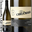 　Cru: Chale Chardonnay クリュ・チャーレ シャルドネ 色白ワイン 味わい辛口 ヴィンテージ品名に記載 産地イタリアフリウリ・ヴェネツィア・ジュリア 原産地呼称D.O.C. Friuli Colli Orientali 品種シャルドネ100% ALC度数13.0% 飲み頃温度8～12℃ キャップ仕様コルク ◆発酵〜熟成 樽で発酵、バリック10ヶ月(新樽25%)熟成 ◆商品説明 白桃のコンポート、リンゴの蜜、洋ナシ、ナッツのリッチでボリューム感のあるなめらかな舌触り。早すぎず、遅すぎず、適正な時期に収穫されたブドウに根差した酸とミネラルにきっちりと支えられた味わいは、全体を通してきれいでクリーンな印象。 　Cru: Chale クリュ・チャーレ ◆豪華な顔ぶれの造り手 　クリュ・チャーレは、経験豊かな2人のエノロゴ、クリスチャン・パタとピエル・パオロ・シルクを中心に、グラヴネールやロンコ・デル・ニエミツの栽培責任者であるマルコ・シモニ、そしてワイン商のグラウコ・ラヴェッロの4人のプロフェッショナルにより結成されたワイナリーである。醸造責任者であるクリスチャンは、ミアーニのエンツォ・ポントーニと親交が深く、フリウリにネコティウム社を構えて自らワインを手掛ける一方、イタリア各地の優れた生産者を発掘する敏腕エージェントとしても知られている。畑の世話を受けもつピエル・パオロは、ガヤのコンサルタントを務める等、フリウリ内外で活躍するエノロゴであり、彼の兄弟のルカ・シルクもまた、クリスチャンとともにクリュ・チャーレの醸造に携わっている。 ◆可能性を引き出すプロの仕事 　優れたポテンシャルを秘めているにもかかわらず、放置されたままの数々の畑を目にしたこの専門家達が、フリウリのテロワールの可能性を実証すべく、1997年にたった5樽のシャルドネからこの新しいプロジェクトはスタートした。畑はコッリ・オリエンターリ・デル・フリウリ地区に位置しており、グランクリュとも言えるロザッツォ、同じく偉大で大らかなブットリオ、晩熟の地サン・マウロ等からのブドウが用いられる。収量は厳しく制限され、発酵にはフレンチオークの2年樽と3年樽を使用。二酸化硫黄の使用を極力抑えるため、ワインと澱を長期間接触させる等の工夫を凝らしている。経験を重ねるごとに、「フリウリの多様なテロワールの個性を表現するためには、どのテロワールにどのブドウ品種が最適か、つまりどのブドウをどこで育てるかが重要だと学んだ」というクリスチャン。何ら制約に縛られない彼らのワインは、独自の『フリウリらしさ』の表現を求めて進化を続けている。現在も総生産本数が1万本に満たないため、ほとんど市場に出回ることはなく、またメディアへの露出も行っていないため、現地以外ではほとんど見かけることのない稀少なワインである。尚、2007年まで醸造はシルクのセラーにて行われていたが、2009年よりロンコ・デル・ニェミツのセラーが使われている。畑とセラーの距離が近くなったため、これもまたクオリティの更なる向上につながっている。 ※掲載画像はイメージです。お届けの品のラベルイメージ、ヴィンテージが異なる場合がございます。 メーカー希望小売価格はメーカーサイトに基づいて掲載しています。