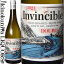 　Invincible Number One White インヴィンシブル ナンバー1 ホワイト 色白ワイン 味わい辛口 ヴィンテージ品名に記載 産地ポルトガル ドゥリエンセ 原産地呼称ドウロD.O.C. 品種ラビガト 40%/コデガ 40%/アリント ALC度数13.0% 飲み頃温度10℃ ビオ情報サステナブル農法 認証ヴィーガン ◆醸造 醗酵：ステンレスタンク 熟成：オーク樽熟成7カ月(フレンチオーク、225L、新樽無) ◆商品説明 ライムなどのシトラスフルーツを想わせるフレッシュな果実味に、いきいきとした酸と塩味を感じる味わい。はっきりとした輪郭と熟した果実感が美しく調和した、フィールドブレンドの白。 (2021)「ジャンシス・ロビンソン」 16点 　Companhia de Vinhos Invencivel インヴィンシブル スター醸造家の交流が生んだ、大注目のプロジェクト 　ポルトガル・ドウロの高評価ワイナリー「コンセイト」の女性醸造家リタ・マルケス氏と、南アフリカ「ブーケンハーツクルーフ」のスター醸造家マーク・ケント氏により、2019年に設立されたワイナリー。2014年にドウロを旅したマークがコンセイトを訪れた際、リタと意気投合したことから二人の交流が始まり、その後南アフリカで2015年、2016年、2017年、ポルトガルで2018年、2019年と共にワインを造ってきました。最終的にドウロ川の主な支流の一つであり、重要な畑が広がるトルト川右岸カザイス・ド・ドウロの地に、共に腰を据えてワインを造るための自社畑を購入することになりました。現在はリタのワイナリーであるコンセイトの醸造設備でワインを生産していますが、ゆくゆくは自社畑近くにある古い小屋をリノベーションして活用する予定です。カザイス・ド・ドウロはピニャオの町から5kmほど離れた歴史的な町で、世界遺産にも登録されているため、小屋のリノベーションは時間をかけて慎重に行われます。 　畑は標高400-600メートルに位置する7区画（契約畑含む）を管理しており、黒ブドウは比較的標高の低いシスト土壌の畑、白ブドウは比較的標高の高い花崗岩土壌の畑で栽培されています。畑はいずれもドウロの伝統的な混植の畑で、フィロキセラの被害を免れた樹齢90年以上の古木の畑も含まれています。高い酸を保つことやタンニンの抽出に細心の注意を払っており、暑さの厳しいドウロの気候からは想像がつかないほど、エレガントで美しいワインを生み出します。また、ワイナリーでは「自分たちの畑を、自分たちが見つけたときよりも良い状態で残すこと」を信条とし、迫りくる気候変動のリスクを意識しながら、サステナブルな農業にも取り組んでいます。世界遺産に登録された混植の貴重な畑で、ドウロの魅力を表現すべく、ポルトガルと南アフリカのスター醸造家がタッグを組んだ注目のプロジェクトです。 ポルトガルにちなんだユニークなラベルデザイン 　ナンバー1のラベルデザインは「航海」をテーマとしており、ドウロワインがドウロ川の壮大な渓谷を通って運ばれていた歴史を象徴しています。またナンバー2のラベルは、大航海時代に南アフリカの喜望峰に現れ、ポルトガルの船乗りを苦しめたという架空の怪物「アダマストル」にちなんだデザインで、当時のポルトガルの勇敢な船乗りたちを称えたデザインになっています。 ワインのヴィンテージについて こちらのアイテムは、予告なくヴィンテージが変更となる場合がございます。正確なヴィンテージが必要な場合は、購入される前にメールにてお問合せ下さいませ。※掲載画像はイメージです。お届けの品のラベルイメージ、ヴィンテージが異なる場合がございます。 メーカー希望小売価格はメーカーサイトに基づいて掲載しています。