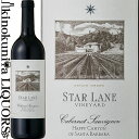 　Cabernet Sauvignon Happy Canyon of Santa Barbara カベルネ・ソーヴィニヨン　ハッピー・キャニオン・オブ・サンタ・バーバラ 色赤ワイン 味わいフルボディ 重口 ヴィンテージ品名に記載 産地アメリカ カリフォルニア セントラル・コースト サンタ・バーバラ 原産地呼称ハッピー・キャニオン・オブ・サンタ・バーバラA.V.A. 品種カベルネ・ソーヴィニヨン 81%/プティ・ヴェルド 11%/メルロー 7%/カベルネ・フラン 1% ALC度数＿% 飲み頃温度17℃ キャップ仕様コルク ビオ情報サステーナブル農法 ◆醸造 醗酵：天然酵母にてステンレスタンク醗酵(オーㇷ゚トップと密封式タンクの併用)、マセレーション2ー3週間 熟成：フレンチオーク樽 22カ月(225l/新樽比率35%) ◆商品説明 ブラックベリーやプラム、ワイルドベリー、コーヒー、タバコの葉、ハーブ香等の複雑なアロマと風味を有し、グリップのあるタンニンと整った酸・骨格を持つ完成度の高い赤ワインです。 ◆コンクール入賞歴 (2019) ヴィノス 92点 　Star Lane Vineyard 　スターレーン　ヴィンヤード ゴルフファン必見のワイナリー 突如現れたカリフォルニアの新星 　1996年、カリフォルニア州サンタ・バーバラの最東端、サンタ・イネズ・ヴァレーにディアバーグ夫妻によって設立。1970年代から、ミズーリ州でワイン造りを行っていた一家が、世界的なボルドーブレンドを生み出すべく設立したワイナリーです。現在、スターレーンブランドからボルドー品種、ディアバーグブランドからブルゴーニュ品種を生み出し、テロワールを表現した鮮やかなワインを生み出しています。 ◆一躍スターダムに 　初ヴィンテージのカベルネ・ソーヴィニヨン2005年が、アメリカ各地で実施されてたプロ向けのブラインド試飲で、高評価を獲得し一躍スターダムを駆け上がり伝説を作ったワイナリーです。このブラインド試飲は、公平に評価がおこなわれるよう、2007-2008年の間にアメリカ各地で総勢121名のソムリエやワイン関係者がテースターとし実施されました。 　当時、ボルドー品州の栽培地としてはまったくの無名であった、サンタ・イネズ（現在はハッピー・キャニオン・オブ・サンタ・バーバラAVA）の地から生まれたワインを広めるために、既に世界的に有名になっていたナパ産のワインとブラインドで比較する事で、サンタ・イネズの可能性を体感してもらうことを目的にワイナリーが実施したブラインド試飲でしたが、まだ6-8年の若木を使って醸造した初ヴィンテージの05年が各会場で並居る強豪を押しのけ、最低価格でありながら軒並み最高評価を獲得したのです。 　さらに、2008年〜2015年にはゴルフ世界4大大会の一つマスターズが開催されるオーガスタ　ナショナル　ゴルフグラブで期間中にワインがオンリストされるなど注目を集めることになります。 ◆サンタ・バーバラ郡との出会い 　オーナーのディアバーグ氏は長年、最高品質のボルドー品種を産み出すためボルドーからナパ、サンタ・バーバラの大地を見て回っていました。そして、現在ワイナリーがあるサンタ・バーバラAVA内サンタ・イネズ・ヴァレーに辿り着きます。サンタバーバラは冷涼な土地柄ピノ・ノワールやシャルドネの名産地としてのみ認識されていましたが、その東方に広がるサンタ・イネズの地（標高450mの温暖な産地）にカベルネのポテンシャルを見出しこの地でワイン造りを行う事を決心します。 ◆2009年ハッピー・キャニオンAVAが誕生 この地はボルドー品種の為に存在したといっても過言ではない！！ 　スターレーン畑が広がるサンタ・イネズ・ヴァレー最東端の一角は、他のサンタ・バーバラ州のワイン産地とは気候帯（ウィンケラーの積算温度ではこの地はリジョン3に分けられるが、それ以外の地域はリジョン1）、土壌環境（伝統的な地域の多くは粘土を含む砂質土壌であるのに対しこの地は岩・石・砂利を含む土壌）、標高が大きく異なり（標高が200-500mと高い山地で高低差は300m程）ボルドー品種にとって最高の環境が揃います。このことから、2009年ボルドー品種にとってその類まれなるポテンシャルがあることが認められスターレーンの畑を含む約3156haの地が新しく「ハッピー・キャニオン・オブ・サンタ・バーバラ」としてAVA認定されました。 　現在、約230haの地でブドウ畑が栽培されその注目度の高さから、今後多くの生産者が新しくブドウ栽培をすると予想されています。 　スターレーンは現在一番標高の高い、カベルネの栽培にとって最高の環境に畑を所有し、その敷地面積も96haと最高にして最大の生産者となっています。 ◆ナパの銘醸地に類似する気候条件 　ナパの銘醸地、ハウエル・マウンテン、オークヴィルなどの山間部の銘醸地と良く似た気候を持ちます。標高が高い地点は、冷たい風や霧が届かず、温暖で穏やかな気候ですが、高い標高により夜間にかけ寒暖差が生まれます。恵まれた日照量と長い成熟期間により、ブドウは美しくバランス感を保ちながら糖と酸をしっかりと蓄え美しく成長します。 ※掲載画像はイメージです。お届けの品のラベルイメージ、ヴィンテージが異なる場合がございます。 メーカー希望小売価格はメーカーサイトに基づいて掲載しています。