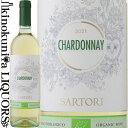 　Chardonnay Organic 　シャルドネ オーガニック 色白ワイン 味わい辛口 ヴィンテージ品名に記載 産地イタリア ヴェネト ソアーヴェ 原産地呼称ヴィーノ 品種シャルドネ 100% ALC度数12.5%前後 飲み頃温度8℃ キャップ仕様スクリューキャップ ビオ情報ビオロジック 認証機関CCPB ◆発酵〜熟成 熟成：ステンレスタンク ◆商品説明 イタリアでオーガニックワインの認定を受けたシャルドネ種のワイン。フレッシュな果実味が口の中をスッキリとさせてくれ、料理との相性もよい、飲み飽きしない万能な白ワインです。 　Casa Vinicola SARTORI SPA 　カーサ・ヴィニコラ・サルトーリ コスト・パフォーマンスに優れたワインを提供する優良生産者 ◆安定した質と低価格を誇る、革新的ワイナリー 1898年、ピエトロ・サルトーリ氏が自分のホテルで良質なワインを安定して供給するため、畑と小さなセラーを購入したことをきっかけに始まったワイナリー。それより100年以上の年月を経て、現在では4世目が指揮をとっています。常に革新的であり、地元のテロワールにこだわりながらも、ブドウ栽培、醸造、ボトリング、安全性といった様々な点において最新の技術を意欲的に取り組み、高い品質と安定した生産量を、ワイン造りで実現しています。 ◆有機栽培ブドウのワインにも定評あり サルトーリ社を代表する人気ワインが、有機栽培で育てられたブドウを使用した有機ワイン。CCPBというイタリアの農林省公認の機関で認証されたワインは、コストパフォーマンスに優れたワインとして大変高い人気があります。 ◆CCPBとは CCPBは有機農法によって育成された商品の生産、輸入品を扱う企業に関し、EEC（欧州経済共同体）の規定を適用するためにイタリアの農林省に公認され、日本のJASにも認められている認証・検査機関です。ブドウが収穫される畑は、化学肥料、除草剤、防カビ剤、殺虫剤等の人工化学薬品を使用せず、認可されている自然肥料等のみを使用し、栽培を行います。畑だけではなく、収穫方法から醗酵、瓶詰め、パッケージなどの細部までCCPBが推奨している方法が設けられ、認証を受けてた後も管理・検査が行われます。 ワインのヴィンテージについて こちらのアイテムは、予告なくヴィンテージが変更となる場合がございます。正確なヴィンテージが必要な場合は、購入される前にメールにてお問合せ下さいませ。※掲載画像はイメージです。お届けの品のラベルイメージ、ヴィンテージが異なる場合がございます。 メーカー希望小売価格はメーカーサイトに基づいて掲載しています。