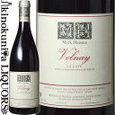 　Volnay La Cave ヴォルネイ ラ・カーヴ 色赤ワイン 味わいフルボディ ヴィンテージ品名に記載 産地フランス ブルゴーニュ コート・ド・ボーヌ 原産地呼称A.O.C.ヴォルネイ 品種ピノ・ノワール 100% ALC度数13.0% 飲み頃温度17℃ キャップ仕様コルク ◆醸造 醗酵：ステンレスタンク(天然酵母/MLF有) 熟成：オーク樽 12カ月(仏産、228L、新樽比率30%)及びステンレスタンク 4カ月 ◆商品説明 世界中の専門家から高い評価を得ているマイクロ・ネゴシアン。 溢れるエルダーベリーの果実味とタイトな体躯。ヴォルネイでも比較的冷涼な区画で生み出されるエレガントなワインです。 　Mark Haisma 　マーク・ハイスマ ◆オーストラリアで経験を積み念願のブルゴーニュへ マーク・ハイスマ氏はオーストラリアのヴィクトリア州ヤラ・ヴァレーにある銘醸ワイナリーに醸造家として勤めていた経験を持ちます。 その頃から「ブルゴーニュでワイン造りをしてみたい」という夢を抱いており、オーストラリアで出会ったジュブレ・シャンベルタンの造り手に相談。遂に2009年からネゴシアンとしてブルゴーニュでのワイン造りをスタートさせました。 当初は他の生産者に醸造設備を借りていましたが、2016年にはヴージョ村の東にあるジリ・レ・シトー村に自信のワイナリーを設立。信頼のおける生産者からブドウを購入しワイン造りを行っています。 オーストラリアで畑を見てきた経験から丁寧にブドウ造りを行っている農家さんを見極め契約を行っています。生産量こそまだ少ないですが質の高いワインを産み出し世界中から高評価を受けている生産者です。今後は自社畑でのブドウ造りも含めさらなる飛躍が期待される生産者です。 ◆信頼の置けるスタッフ・栽培農家と共に歩むワイン造り ハイスマ氏はブルゴーニュにワイン造りの拠点を置いておりますが、ブルゴーニュを不在にすることも多く年間の30%?40％はブルゴーニュ以外で過ごしております。ただ、不在の際には絶対的な信頼を置いているスタッフのジェレミーがワイナリーの業務を行っており「常に私がいなくても、素晴らしいスタッフが働いてくれているお蔭でワイナリーの仕事は理想通りに管理できています。」と自信を持って語ります。 また、ブドウを購入する栽培農家を選ぶ際には、彼らの畑仕事をしっかりと見極め、話を重ね、信頼できると感じた農家さんとのみ契約を結んでおります。 その経験豊かなスタッフと栽培農家をファミリーと呼び、「ファミリーの力を借りることで素晴らしいワイン造りに取り組むことができている」と非常に嬉しそうに語ります。醸造家、栽培農家、そしてワイナリースタッフの息が揃っている事が、品質の高いワインを造り上げる大きな力となっています。 ◆優美でエレガント、香り高くフレッシュでバランスの良いワインを造る！ 目指すワインのスタイルは「優美でエレガント、香り高くフレッシュでバランスの取れたワイン」、かつてオーストラリアのワイナリーで働いていた際に植物学者でもあるオーナーから学んだ「とてもシンプルな基準」とのことです。 また、飲み手がすぐに楽しめる、飲み手の喜びとなる完成されたワインを世に送り出さなくてはならない。もちろん熟成という要素は大切だが、数十年飲み手のセラーに寝かせたあとにようやく楽しめるワインであってはいけない、とも教えられ今でもその教えを頭に置きワイン造りを行っています。 ◆香り高いワイン、自然の美しさを引き出したワインを マーク・ハイスマ氏は白ワイン、赤ワイン共に目指すべき明確なワイン像を持ってワイン造りを行っています。 白ワインについて ブドウの個性が豊かに表現されたワインを造る。 シャルドネは非常に力強い品種で、ファーストアタックからその魅力を感じられるように還元的な状況にはしたくありません。また、ぼんやりとした輪郭のわかりにくいわ味わいにならないよう、フレッシュさと輝きを兼ね備えたワインとなるように仕込まなくてはならないと考えています。 赤ワインについて 「私は白ワインの生産者ですが、赤ワインも沢山造っています」と自らを表現しており、これは彼のワイン造りへの考え方、取り組みかたを表しています。赤ワインも「フレッシュさ」「ミネラル感」を持っていることが重要であると考えており、がっしりとした「ストラクチャー」ではなく「香り高さ」を表現する事を目指しています。そのため強い抽出を避け、強すぎるタンニンや樽香、過度な酸化や還元といった人為的な干渉を極力抑えたワイン造りを行っています。 ブドウ農家も醸造家も良いワインを造るためにやるべき事は沢山あるが、自然に任せるべきところには必要以上には介入しない。そうすることでブドウが持つ自然な美しさを最大限引き出した素晴らしいワインを造ることができる。と考えています。 ◆ジャンシス・ロビンソン氏が偉大なピノ・ノワールの1本に選定！ 2017年にニュージーランドで行われた世界的なピノ・ノワールのワインイベント、「Pinot Noir NZ 2017」でジャンシス・ロビンソン氏が偉大なピノ・ノワールとして世界中のワインから2本だけ選んだうちの1本が、マーク・ハイスマのモレ・サン・ドニ プルミエクリュ レ・シャフォ　2013。世界中にマーク・ハイスマの名が知られる事となりました。 ※掲載画像はイメージです。お届けの品のラベルイメージ、ヴィンテージが異なる場合がございます。