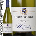 　Domaine Hamelin Bourgogne Blanc ドメーヌ アムラン　ブルゴーニュ ブラン 色白ワイン 味わい辛口 ヴィンテージ品名に記載 産地フランス 原産地呼称 品種シャルドネ 100% ALC度数12.0%前後 飲み頃温度9〜11℃ キャップ仕様コルク 　Domaine Hamelin 　ドメーヌ・アムラン ピリエ・シャブリジャンの元団長であるティエリー・アムラン氏。 10歳の頃からピエール・アムラン氏（祖父）にワイン造りを教わる。18歳より本格的なワイン造りを開始。 フィルタージュを極限で抑え、この凝縮した果実味を引き出している。 彼が7代目に当たるドメーヌ・アムランは1840年創業。 当初2haであった畑を6代目当主が拡大し、現在はキンメリジャンを含む石灰質土壌の層が非常に厚いポワンシー村、べーヌ村とリニョーレル村に“プティ・シャブリ9.95ha”、“シャブリ19.4ha”、“プルミエ・クリュ　ボーリニョー3.5ha”と“プルミエ・クリュ　ボーロワ3.9ha”の合計36.75haの畑を所有しています。 平均樹齢は25年～30年。 ※掲載画像はイメージです。お届けの品のラベルイメージ、ヴィンテージが異なる場合がございます。