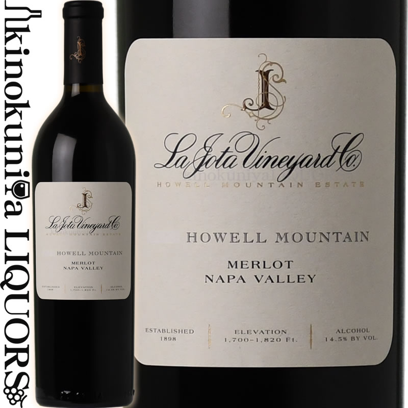 　HOWELL MOUNTAIN MERLOT ハウエル・マウンテン・メルロー 色赤ワイン 味わいフルボディ ヴィンテージ品名に記載 産地アメリカ カリフォルニア ナパ・ヴァレー 原産地呼称A.V.A. HOWELL MOUNTAIN 品種メルロー81.5％　プティ・ヴェルド11.5%　タナ7％ ALC度数14.5% 飲み頃温度15～17℃ ◆醸造 ステンレスタンクにて低温浸漬後、野生酵母のみで発酵。圧搾後、フレンチオークバリック内にてMLF、21ヶ月熟成。（新樽率63％） ◆商品説明 ＜クリス・カーペンターよりコメント＞ 　2019年ヴィンテージは、ハウエル・マウントの火山性土壌で栽培されたメルローがテロワールの特徴を見事に表現している。リッチで濃厚なこのワインは、プラム、ラズベリー、黒鉛のフレーバーが広がる。この若い段階にもかかわらず美しいこのメルローは、今後10年、20年ときっと優雅に熟成していくだろう。 ◆評価・コンクール 2019ヴィンテージ評価 ジェームズ・サックリング…95点 ヴィノス…93点 ワイン・スペクテーター…94点 ジェブ・ダナック…93点 参考：2018ヴィンテージ評価 (2018)ワイン・アドヴォケイト…94+点 (2018)ジェームズ・サックリング…95点 (2018)ヴィノス…93点 (2018)ワイン・スペクテーター…95点 (2018)ジェブ・ダナック…95点 アドヴォケイト過去評価 94+(2016,2018) 94(2015,2017) 　LA JOTA VINEYARD ラ・ホタ・ヴィンヤード 　ラ・ホタ・ヴィンヤードは、ナパヴァレーで最初のサブアペラシオンとして認定された由緒ある土地、ハウエルマウンテンに位置するワイナリーです。 　1898年、スイスからの移民フレデリック・ヘスが設立。わずか2年後、パリ万博にてラ・ホタのワインが銅メダルを獲得し国際的な地位を確立しました。その後禁酒法時代（1920～1933）にハウエルマウンテンのワイン産業は壊滅的な被害を受け、ラ・ホタを含むたくさんのワイナリーが廃業に追い込まれました。それから約半世紀後の1974年、石油会社を営むビル・スミスが荒れ地となっていたラ・ホタの畑とワイナリーを購入し、また1から植樹を行い1982年にワインをリリース。ラ・ホタが正式に復活を遂げます。その後2005年からはジャクソン・ファミリーに加わり、「ロコヤ」や「カーディナル」などの高評価ワインを次々と生み出す「山のカベルネ」のスペシャリスト、クリス・カーペンターが醸造を担当しております。 　彼が同じくナパヴァレーで手掛けるワイナリー「ロコヤ」はワイン・アドヴォケイトにて通算9度の100点満点を獲得。ラ・ホタと同じ、ハウエルマウンテンのカベルネ・ソーヴィニヨンを使った「カベルネ・ソーヴィニヨン・ハウエルマウンテン」も2度100点を獲得しております。 　ラ・ホタでは合計28エーカー3つの自社畑を所有し、それぞれの畑が独自の個性を持っています。中でもカベルネ・フランは、ナパで最も古い樹齢の樹だといいます。 ※掲載画像はイメージです。お届けの品のラベルイメージ、ヴィンテージが異なる場合がございます。 メーカー希望小売価格はメーカーサイトに基づいて掲載しています。