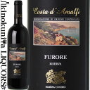 　COSTA D'AMALFI FURORE ROSSO RISERVA コスタ・ダマルフィ・フローレ・ロッソ・リゼルヴァ 色赤ワイン 味わいフルボディ ヴィンテージ品名に記載 産地イタリア カンパーニャ 原産地呼称D.O.C. COSTA D'AMALFI FURORE 品種ピエディロッソ50％/アリアニコ50％ ALC度数14.0% 飲み頃温度℃ キャップ仕様コルク ◆醸造 全て手摘みにて収穫。除梗後30日間発酵、マセラシオン。新フレンチバリックにてマロラクティック発酵後、同バリック内12ヶ月間の熟成。 ◆商品説明 深みのあるルビー色。黒スグリや、ブルーベリーなど黒系果実のインパクトのおあるアロマで口当たりは滑らかで、よく熟した甘みを伴うタンニンが心地よくバランスの良い仕上がり。長い余韻でスパイスと共に黒系果実のアロマが繰り返し感じられます。 ◆評価歴 ワイン・アドヴォケイト…95点(2015) ヴェロネッリ…最高賞青い3つ星93点(2010,2015) ガンベロ・ロッソ…2ビッキエーリ(2015) 　GRAN FUROR DIVINA COSTIERA DI MARISA CUOMO 　グラン・フロール・ディヴィーナ・コスティエーラ・ディ・マリーザ・クオモ ナポリより約40kmほど南東に下った海洋都市アマルフィ一帯のワイン産地、D.O.C.コスタ・ダマルフィの中で最も素晴らしいとされているマリーザ・クオモ。 元はマリーザ・クオモの曾祖父が営んでいたオステリアで提供する程度のワインを手掛けていた生産者でしたが、1980年にグラン・フロール・ディヴィーナ・コスティエーラを買収し本格的なワイン造りがスタートします。現在は近代的な醸造設備を整え、醸造コンサルタントには、かつてフェウディ・サン・グレゴリオを手がけ、現在はタウラージのトップ生産者アントニオ・カッジャーノなど、数々のワイナリーのコンサルタントを務め『南イタリア・ワインの神様』と呼ばれるルイジ・モイオを採用し高品質なワインを産み出しております。 マリーザ・クオモの位置するフローレ村は、第二次世界大戦が終わるまでは地図に載っていない程の小さな村で、「天国」と呼ばれる景観とは対照的に、面積の半分以上が「崖」という農業はおろか住む事すらも過酷な環境からこのワインは産み出されます。古くからこのエリアは平らな場所が無いだけでなく、痩せた土壌から穀物等の栽培には適しておらず、崖に段々畑を切り開きリモンチェッロに使われるレモンや葡萄を栽培してきました。 農耕機械等の機械が一切入れず、全ての作業が手作業となり滑落の危険等と隣り合わせになりながら、海抜200〜550mの高低差のある畑で過酷な作業を行っております。 何故ここまで厳しい環境の中で葡萄の栽培を行うのか？ その答えは、この過酷な環境からでしか得られない最高の葡萄が収獲出来るからです。 痩せた土壌は葡萄の根を地中深くまで伸ばし豊富な日照量に加え、海からの照り返しが葡萄の完熟を助けるだけではなく、夜になると海から吹きあげる冷たい風が畑を冷やす事で豊かなアロマを保ちます。更に海抜200〜550mの高低差により、葡萄の熟し具合が斜面の上下では大きく異なり、同じ品種でも個性の異なる葡萄が収獲出来る事から複雑なワインを生み出せます。 生産者は、この地方の諺「仕事をする人にご褒美を」を深く信じ一生懸命に仕事を続けています。畑の作業は他の地域と比べて非常に厳しいものですが、畑から見渡す「世界一の海と夕日」は最高との事。熱いワインへの情熱がここでしか造ることの出来ない芸術品を産み出しています。 ◆畑の栽培環境 前記の通り畑は切り立った崖を切り開いた段々畑で、機械の一切入れない特異な栽培環境にあります。それを示す様に、過酷な栽培環境に置かれながらもその土地でしか表現できないワイン(例えばリグーリアのチンクエ・テッレやシチリアのパンテレリア島)VIni Estremiにマリーザ・クオモも登録されております。 火砕岩が風化した砂質の土壌には6000本/haにもなる密植率のペルゴラ(棚仕立て)と一部が垣根仕立てで栽培されており、樹齢50年を越す葡萄は全て自根葡萄です。フィロキセラの害に侵されなかったのはフィロキセラが砂質の土壌を嫌う為と、厳しい環境の為に外部から流入する危険性が少なかった為だと考えられます。 ◆フローレ村とラヴェッロ村について フローレ村とラヴェッロ村は山を隔てた両側にあり、南向きのフローレ村の畑は太陽をいっぱいに浴びた、果実味豊かなボリューミーな味わい、反対のラヴェッロは繊細でエレガントなワインに仕上がります。 ◆専門誌評価 [ワイナート72号掲載] ワイナート72号「カンパーニャ特集」にて、マストロベラルディーノ、フェウディ・ディ・サン・グレゴリオなどと並びマリーザ・クオモが見開きで紹介されました。文中では「マリーザ・クオモのワインはどれも非常にみずみずしい果実味をもつ。太陽の恵みを十分に受けてすくすくと育った印象だ」「唯一の風景と同じく、ここにしか生まれえない味わいを持ったワインである」 と評されております。 [イタリア国内ワイン・ガイドの評価抜粋] 冒頭文でもお伝えした通り、マリーザ・クオモは希少性だけでなく品質も認められており、非常に高く評価されております。 [ガンベロ・ロッソ2012掲載文抜粋] 今年トレビッキエーリを獲得したのはスタンダードキュヴェのフローレ・ビアンコ。海と山の狭間で造られたワインとして完璧な出来だ。ハーブ、柑橘類、海風のミネラルが感じられ、口中で厚みを感じられる。ラヴェッロ・ビアンコは余韻がフローレ程長くないが、アロマがフローレより豊かだ。 [スローワイン掲載文抜粋] このワイナリーはカンパーニャの農家の代表だ。30年代にこの家族の歴史が始まり、少しずつ畑を開き、岩を掘ってセラーも作った。ルイジ・モイオとの協力で非常に上手くいっている。ワインラバーの人はフローレ村を散歩することをお勧めします。 畑の葡萄は自根葡萄でペルゴラで栽培され、20年間伝統的な景色を守り続け、昔のように美しい景観が残っている。海風のお陰で葡萄は健康に育つ。フローレ・ビアンコはフレッシュで柑橘系や花の心地よい香り。ラヴェッロ・ビアンコはフローレ・ビアンコより柔らかくフルーティーで、酸味が綺麗です。フィオルドゥーヴァは土着品種のブレンドで造られ、素敵なブーケの中に黄色い果実の香りが感じられる。 [ドゥエミラヴィーニ掲載文章抜粋] フィオルドゥーヴァはコレクションすべき珠玉の出来。コストパフォーマンスが一番高いのはフローレ・ビアンコです。一番若い畑で樹齢はなんと60年！　アマルフィの土壌は苦灰石由来で、そこからマリーザ・クオモは太陽や海を想起させるワインを造っている。 [エスプレッソ掲載文章抜粋] マリーザ・クオモはアマルフィで一番厳しく、なおかつ美しい土地にある。葡萄畑は海に向かって垂直に切り立つ岩の壁にあり、数の少ない土着品種を大事に栽培し、素晴らしくエレガントなワインを造っている。 ※掲載画像はイメージです。お届けの品のラベルイメージ、ヴィンテージが異なる場合がございます。 メーカー希望小売価格はメーカーサイトに基づいて掲載しています。