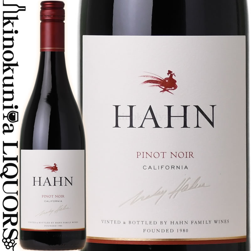 　Hahn Winery Pinot Noir California 　ハーン・ワイナリー ピノ・ノワール カリフォルニア 色赤ワイン 味わいミディアムボディ〜フルボディ、辛口 ヴィンテージ品名に記載 地方アメリカ カリフォルニア 品種100%ピノ・ノワール ALC度数14.8% 前後 飲み頃温度16〜18℃ キャップ仕様スクリューキャップ 　Hahn Winery 　ハーン・ワイナリー 　1970 年代にドイツ系スイス移民のニッキーとガビー・ハーン夫妻が設立したワイナリーです。当初、カベルネを植樹し、ワイン造りを始めましたが、寒流の流れる太平洋や海底深く冷たい海水を湛えるモントレー湾の影響を受けるこの地域特性から、1980 年代に入りより冷涼な環境で力量を活気するピノ・ノワールとシャルドネに改植しました。1988 年、この地域のポテンシャルを確信したニッキーは、サンタ・ルシア・ハイランズ（SLH）を AVA に認定してもらう活動を始め、遂に1995 年にAVA に認定されました。現在、サンタ・ルシア・ハイランズはピノ・ノワールを筆頭に高級ワインの名醸地として広く知られています。 　今日、ハーン・ファミリーはモントレー・カウンティに6 つの自社畑を所有し、SLH に4 自社畑260ha、その南に広がるアロヨ・セコAVA に2 自社畑184ha の畑、合計444ha の自社畑を所有しています。この内140ha はピノ・ノワールが植えられ、SLH 全体のピノ・ノワールの畑の12％を占め、一番のシェアーを持つワイナリーです。また、この地域では一番豊富なクローンの種類を持ち、現在21 の異なるピノ・ノワールを栽培しています。 　多様性のある土壌、気候、斜面の向きによる日照量、クローンの組み合わせが他には真似のできない素晴らしいピノ・ノワール造りを可能にし、そのピノ・ノワールはそれぞれの自社畑のテロワールの個性を表現しています。この地域では、カリフォルニアの他のブドウ栽培地域より約25 日生育期が長くなり、その結果ブドウは豊富なフレーバー、深み、骨格等を持ち合わせ、凝縮感のある素晴しいワインを生み出します。 ワインのヴィンテージについて こちらのアイテムは、予告なくヴィンテージが変更となる場合がございます。正確なヴィンテージが必要な場合は、購入される前にメールにてお問合せ下さいませ。※掲載画像はイメージです。お届けの品のラベルイメージ、ヴィンテージが異なる場合がございます。 メーカー希望小売価格はメーカーサイトに基づいて掲載しています。