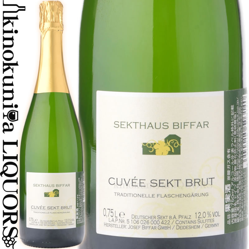 　SEKTHAUS BIFFAR CUVEE SEKT BRUT 　ゼクトハウス ビファー キュヴェ ゼクト ブリュット 色スパークリングワイン 白 味わい辛口 ヴィンテージ品名に記載 産地ドイツ 品種リースリング・ヴァイスブルグンダー主体に7種をブレンド ALC度数13.0% 飲み頃温度5〜8℃ キャップ仕様コルク ◆商品説明 リースリング・ヴァイスブルグンダー主体、最低瓶内熟成8年 　JOSEF BIFFAR GMBH 　ヨーゼフ・ビファー 醸造所 　ファルツ地方の中央に位置する「ダイデスハイム」で130年以上の歴史を持つワイナリー。 ダイデスイム村をはじめ6つの村にまたがって畑を所有しています。 　現在の醸造家はダイデスハイム大学を卒業後、25年以上ドイツに居住している日本人女性醸造家。スティルワインで15か月以上、ゼクトでは60か月以上もの長いシュールリー期間によって、日本人ならではの"旨み"を追求したワイン造りを行っています。 自然に逆らわず、それぞれの畑やブドウが持つ個性を最大限に引き出したヨーゼフ・ビファーのワインは、綺麗な酸とピュアな果実味に溢れた味わいです。 ※掲載画像はイメージです。お届けの品のラベルイメージ、ヴィンテージが異なる場合がございます。